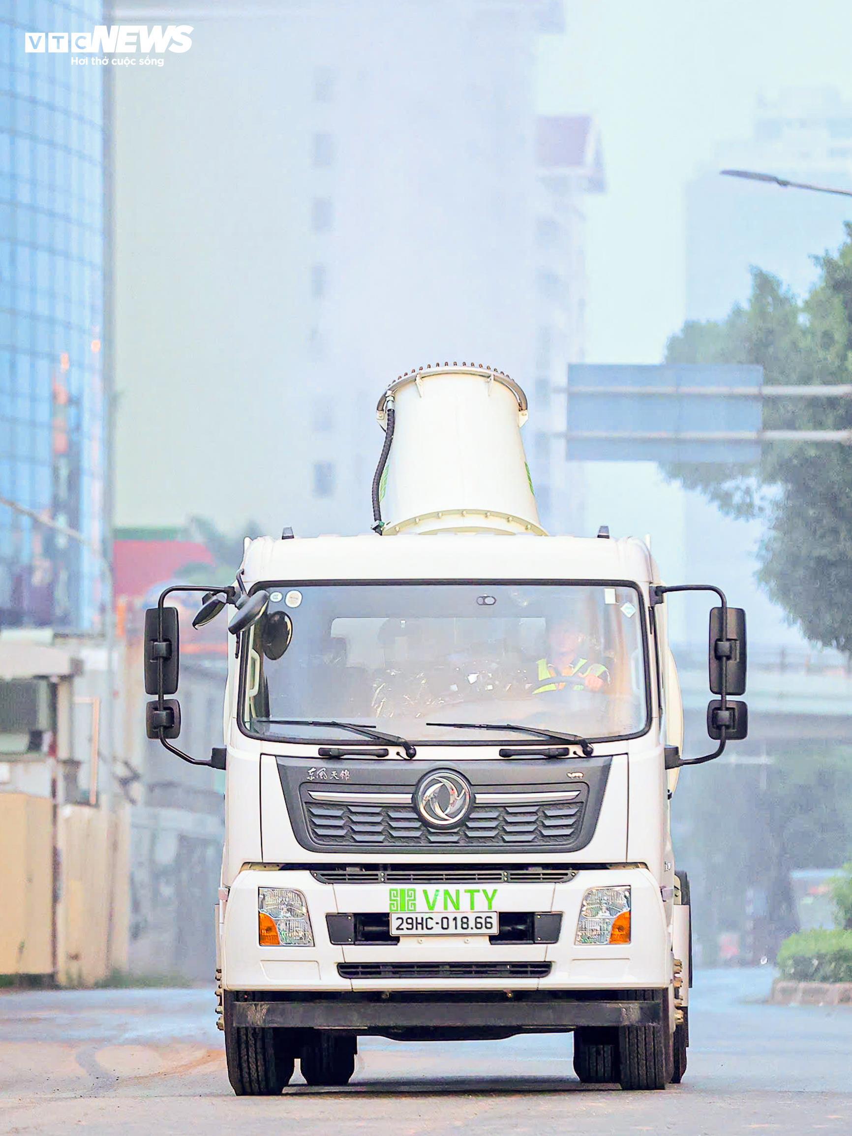 'Đại bác diệt bụi' lăn bánh, làm sạch phố phường Hà Nội - 11