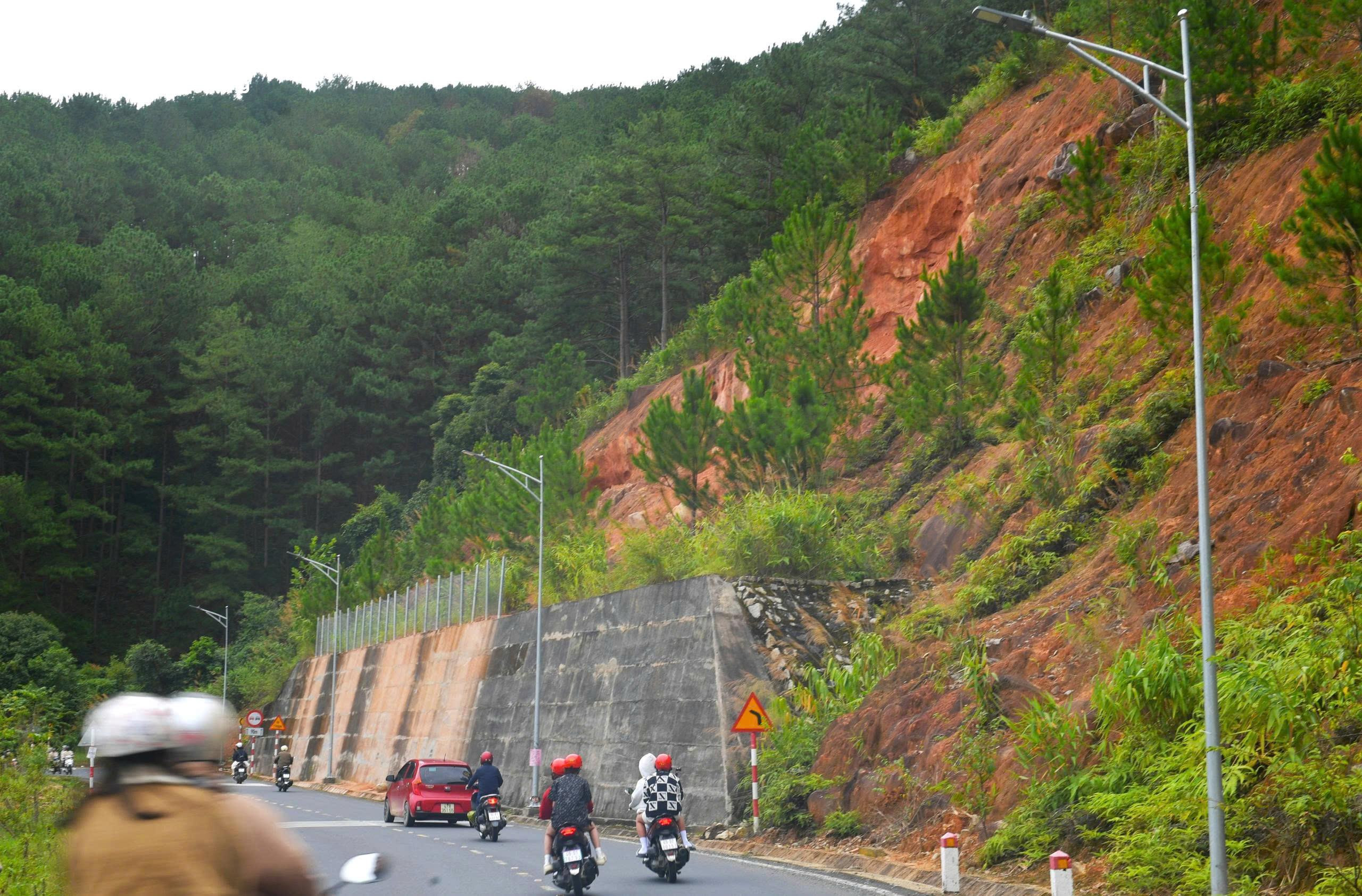 Rùng mình đi dưới những quả đồi chực chờ sạt lở ở Đà Lạt - 1