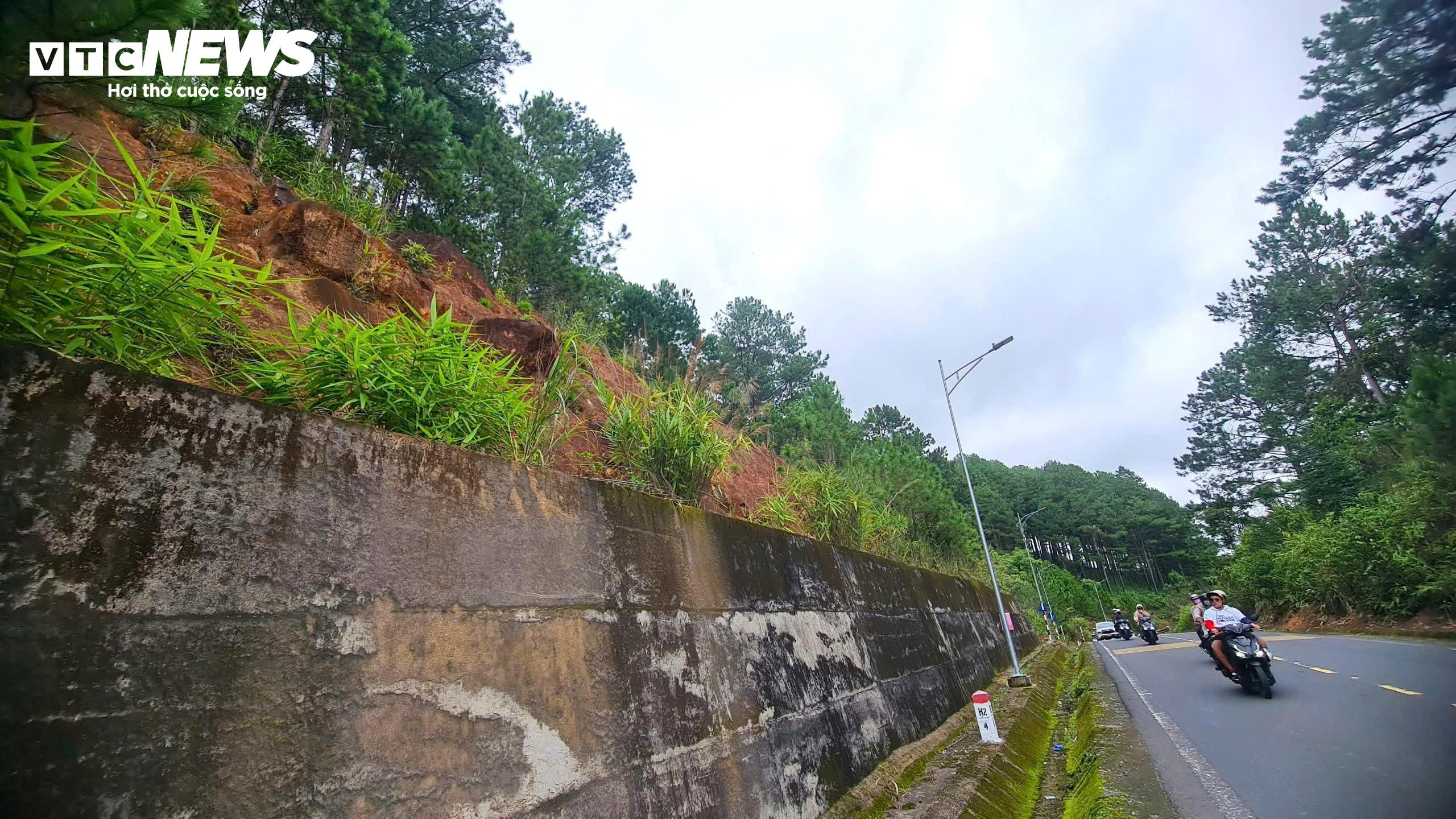 Rùng mình đi dưới những quả đồi chực chờ sạt lở ở Đà Lạt - 13