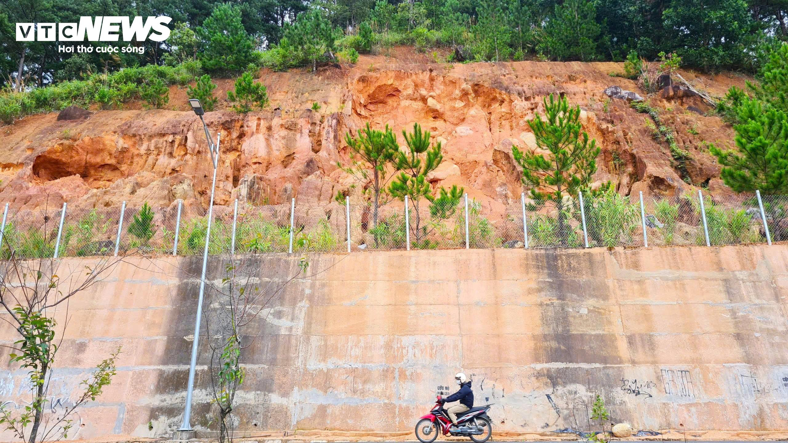 Rùng mình đi dưới những quả đồi chực chờ sạt lở ở Đà Lạt - 2