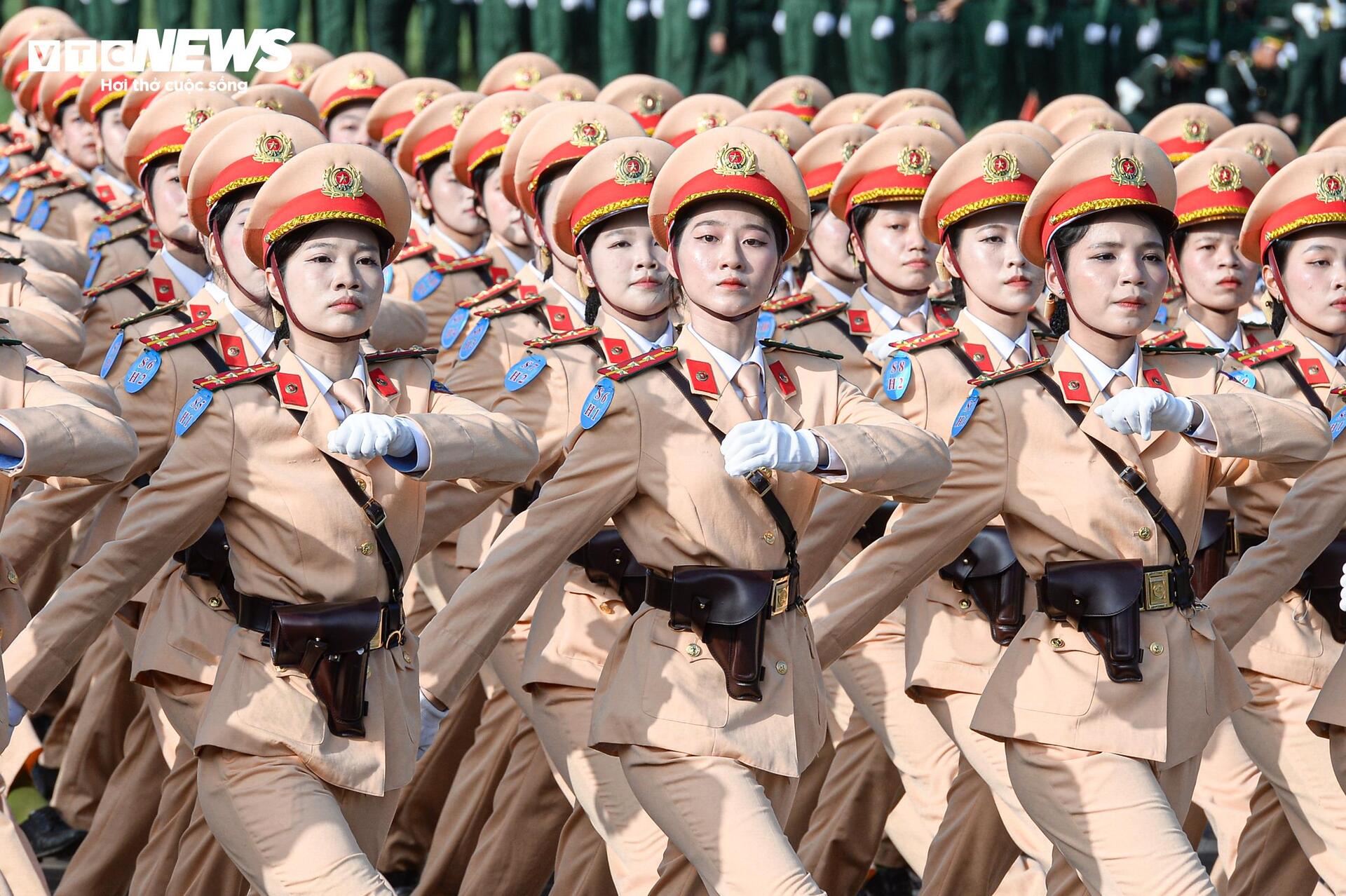 Các nữ chiến sĩ rạng ngời trong buổi tổng hợp luyện diễu binh 2/9 - 17