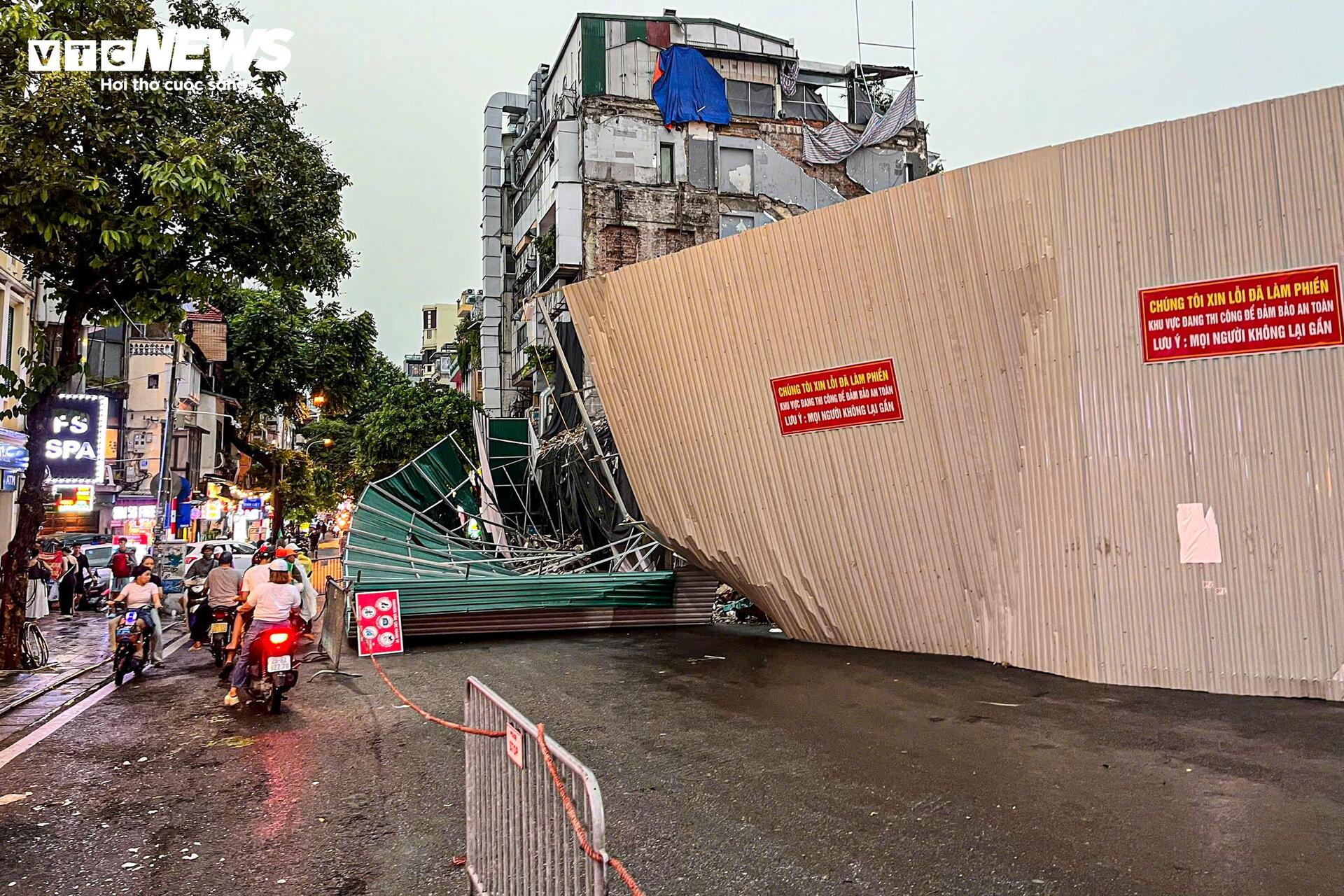Mưa to gió lớn ở Hà Nội: Tôn công trường đổ sập, cây gãy nằm la liệt - 4
