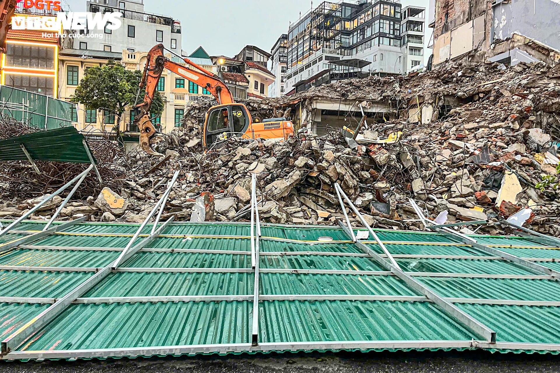 Mưa to gió lớn ở Hà Nội: Tôn công trường đổ sập, cây gãy nằm la liệt - 5