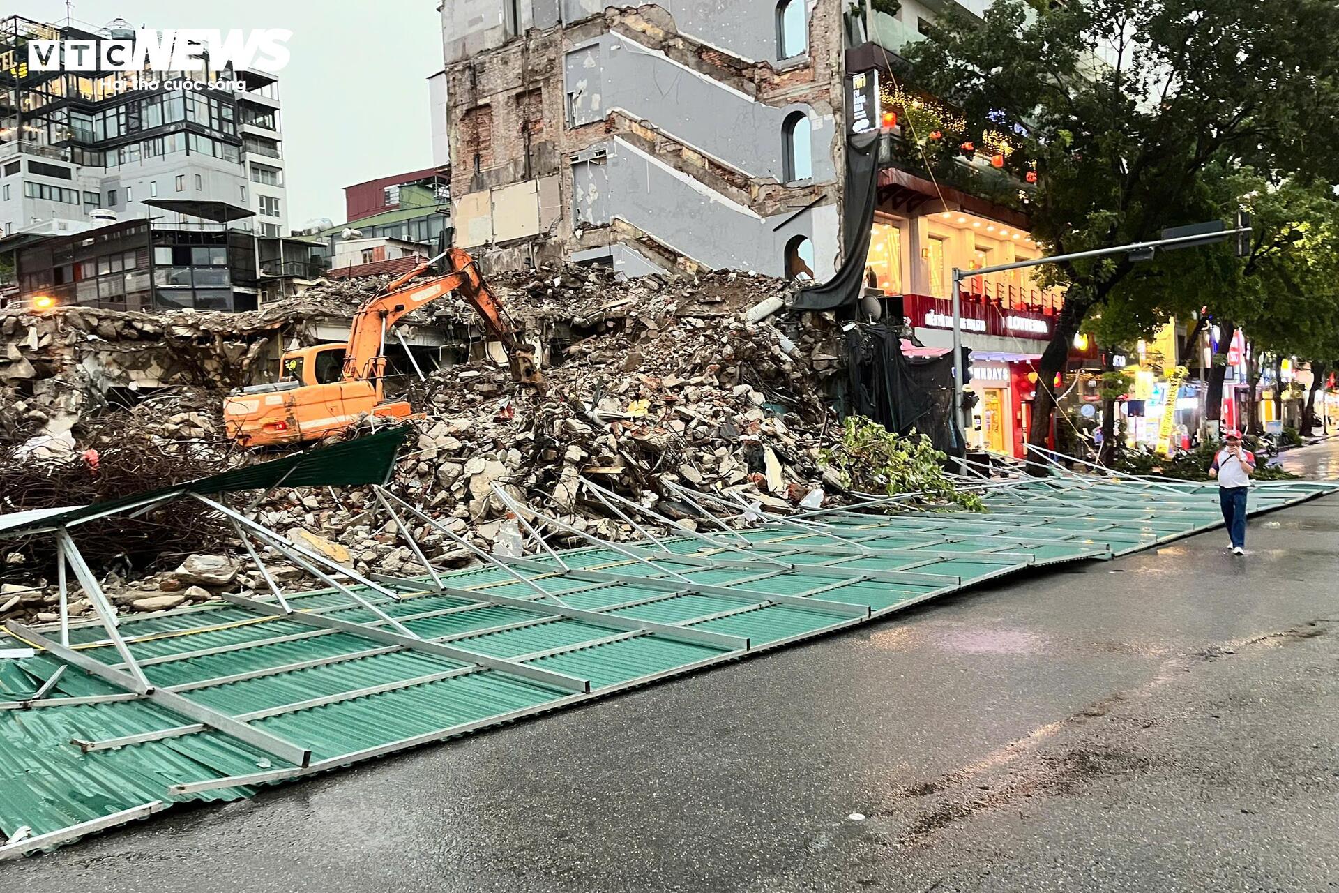 Mưa to gió lớn ở Hà Nội: Tôn công trường đổ sập, cây gãy nằm la liệt - 6