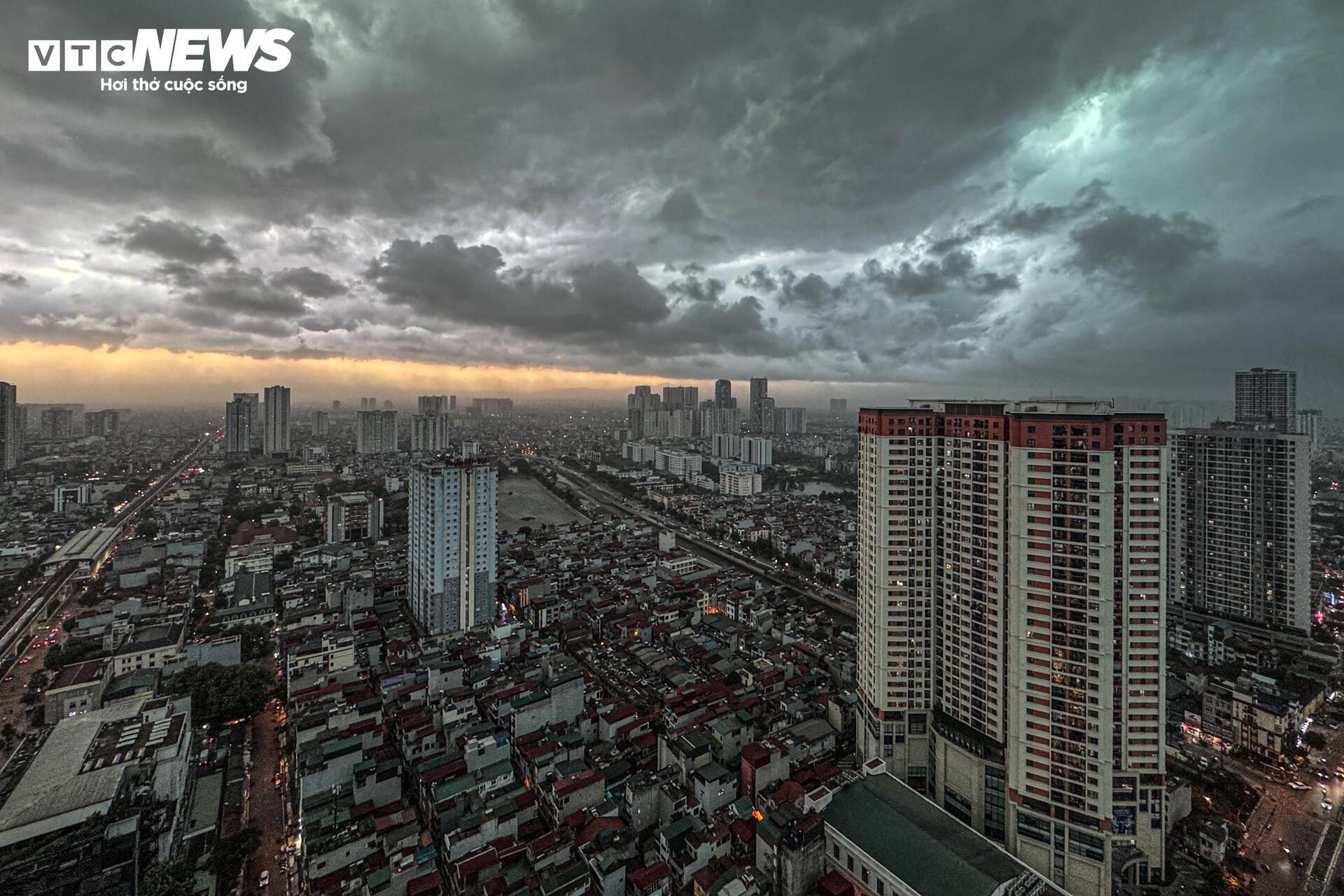 Mưa to gió lớn ở Hà Nội: Tôn công trường đổ sập, cây gãy nằm la liệt - 1