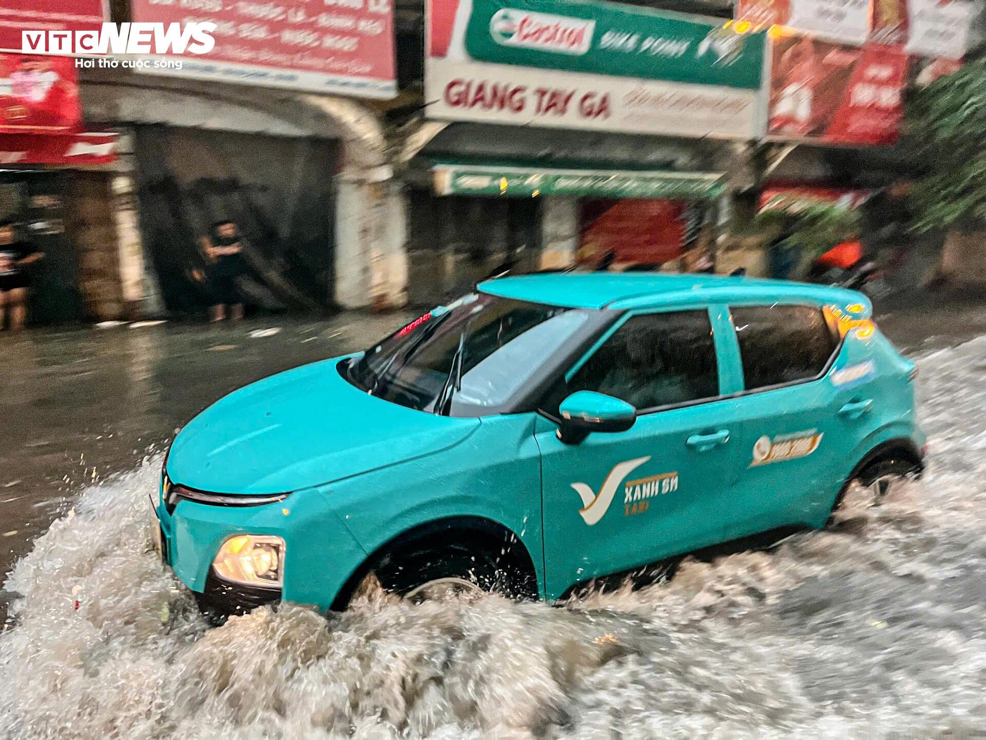Mưa to gió lớn ở Hà Nội: Tôn công trường đổ sập, cây gãy nằm la liệt - 10