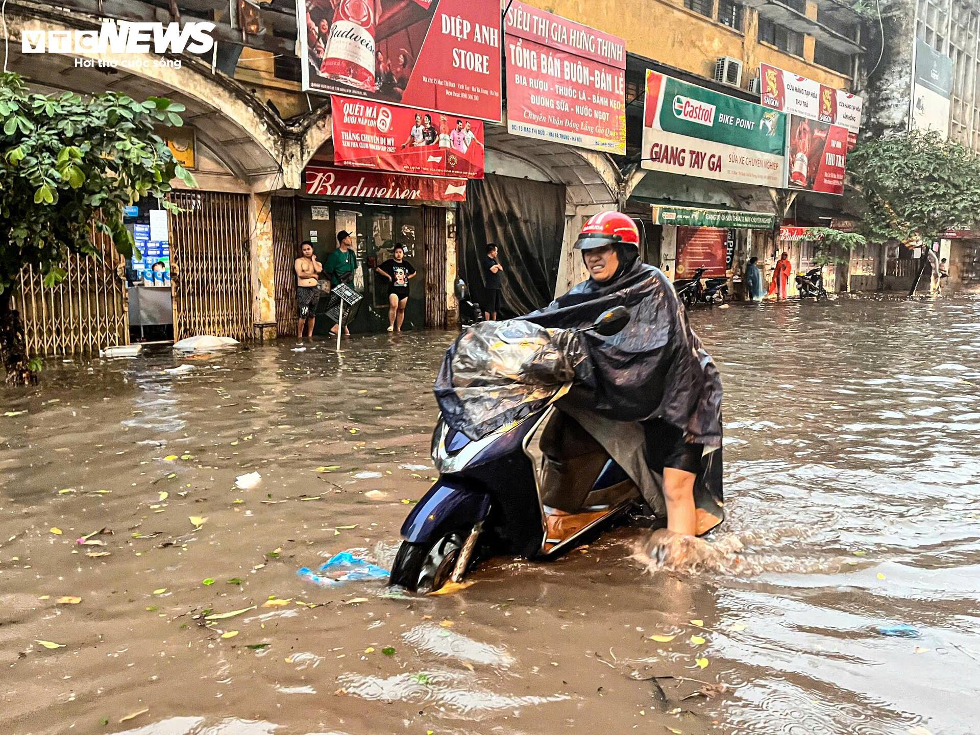 Mưa to gió lớn ở Hà Nội: Tôn công trường đổ sập, cây gãy nằm la liệt - 11