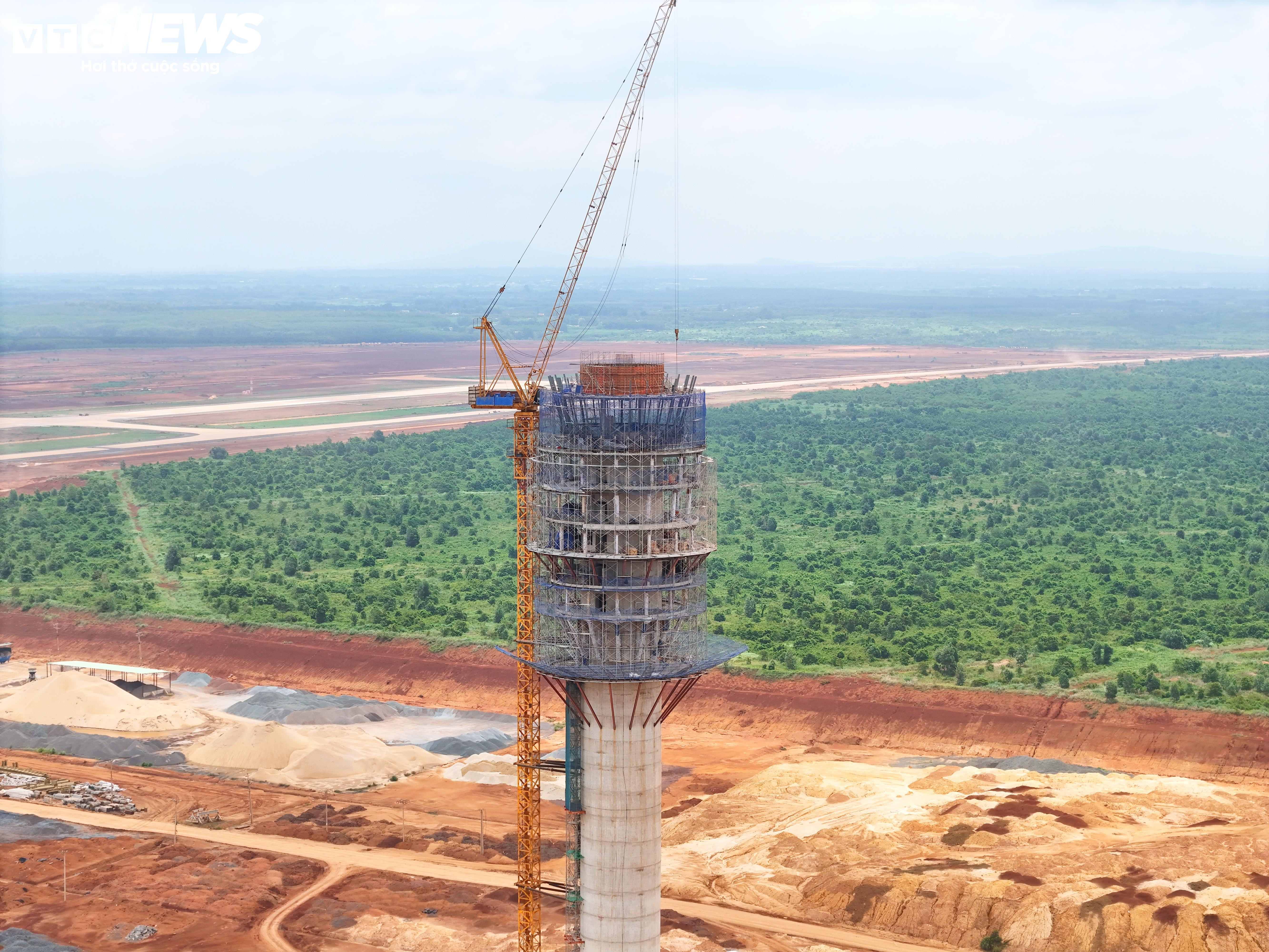 Cận cảnh tháp không lưu cao nhất Việt Nam vừa hoàn tất đổ mái - 7