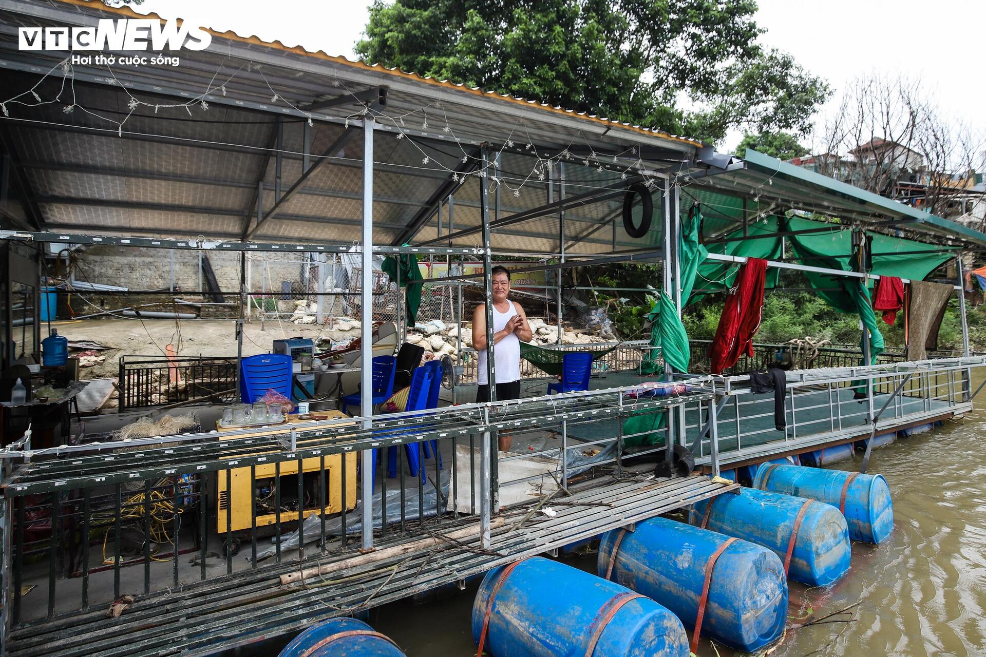 Công an hỗ trợ người dân ven sông Hồng neo thuyền, chằng nhà trước bão số 3 - 11