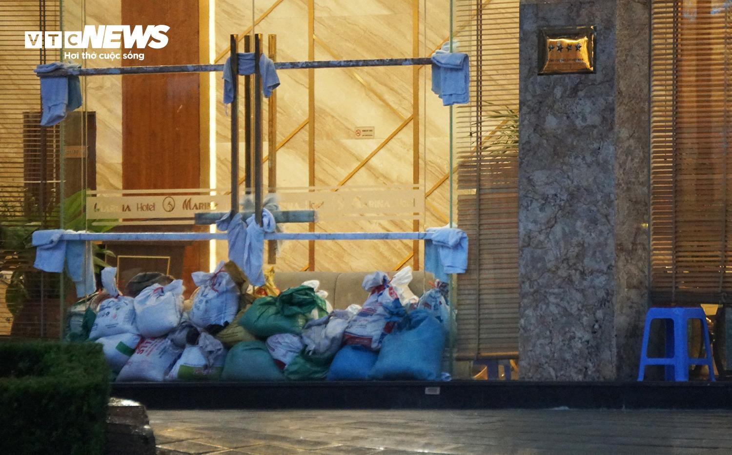 Người dân Quảng Ninh thuê dàn container, xe tải chặn trước cửa ứng phó bão Wipha - 6