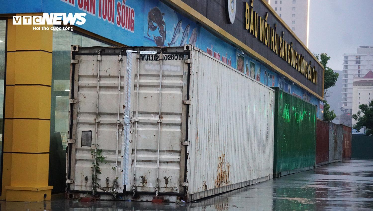 Người dân Quảng Ninh thuê dàn container, xe tải chặn trước cửa ứng phó bão Wipha - 2