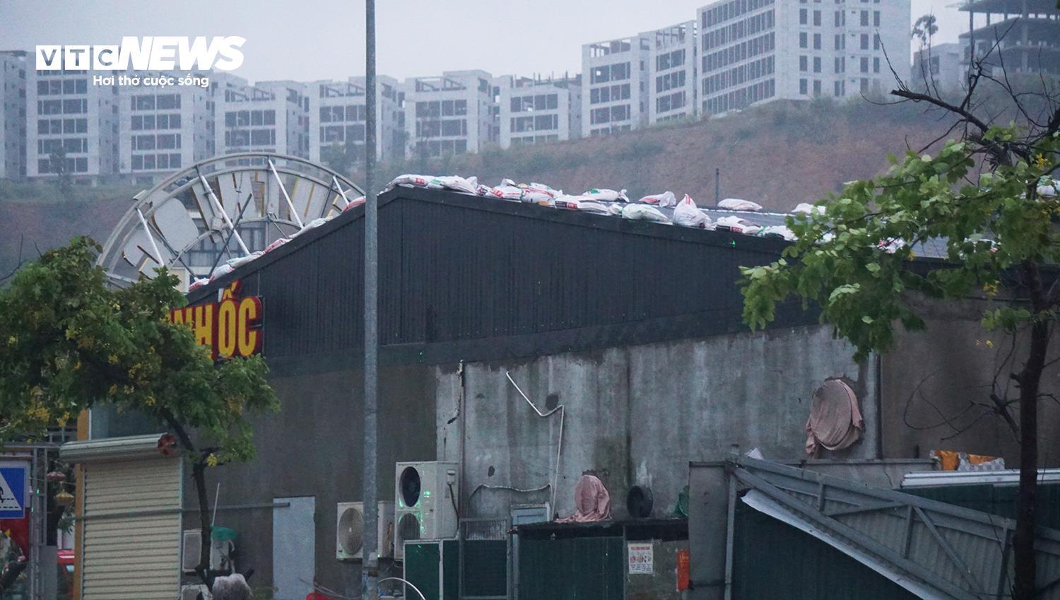 Người dân Quảng Ninh thuê dàn container, xe tải chặn trước cửa ứng phó bão Wipha - 7