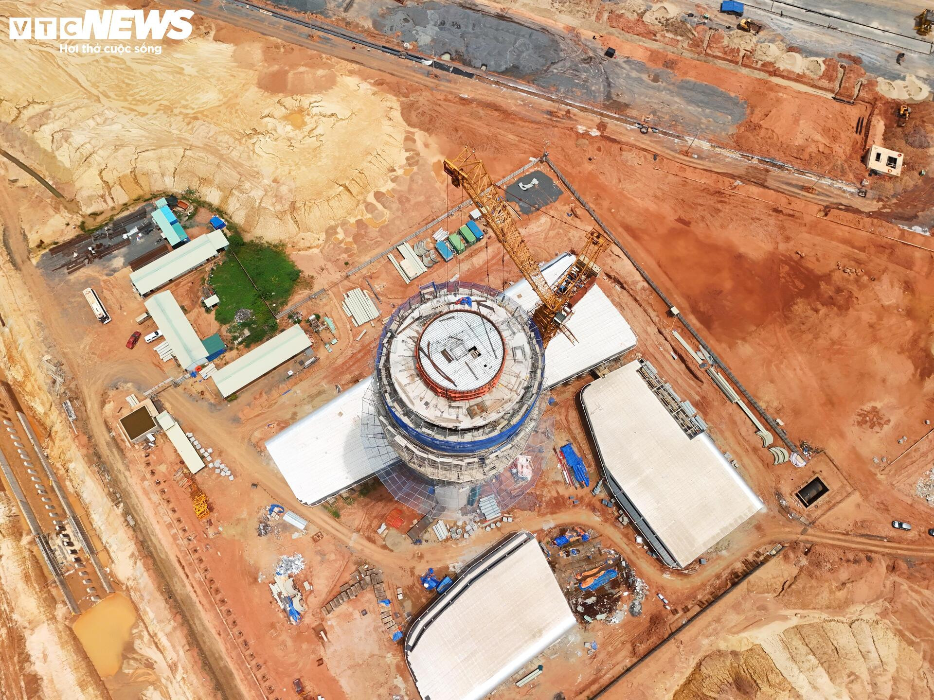 Cận cảnh tháp không lưu cao nhất Việt Nam vừa hoàn tất đổ mái - 5