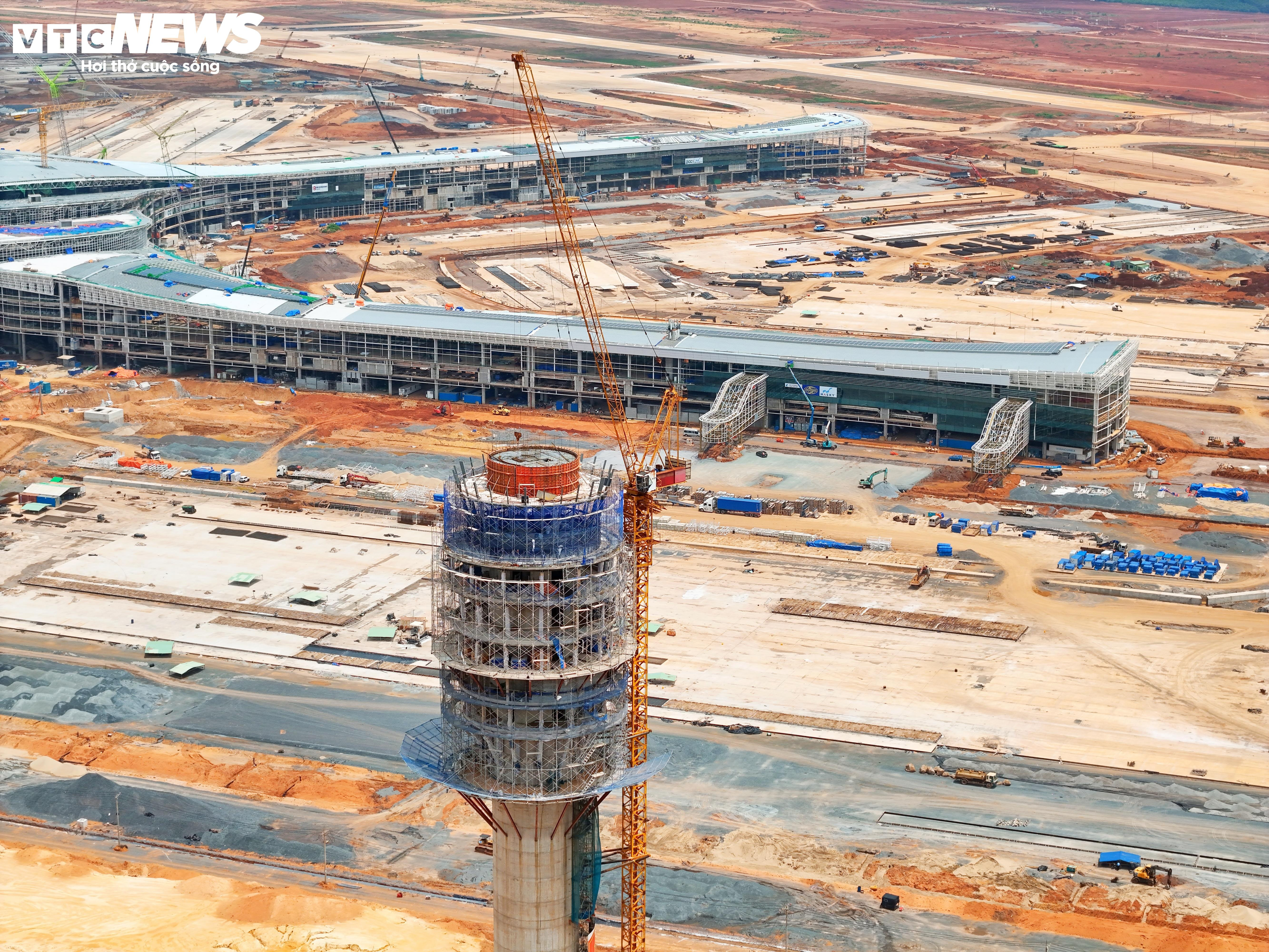 Cận cảnh tháp không lưu cao nhất Việt Nam vừa hoàn tất đổ mái - 3