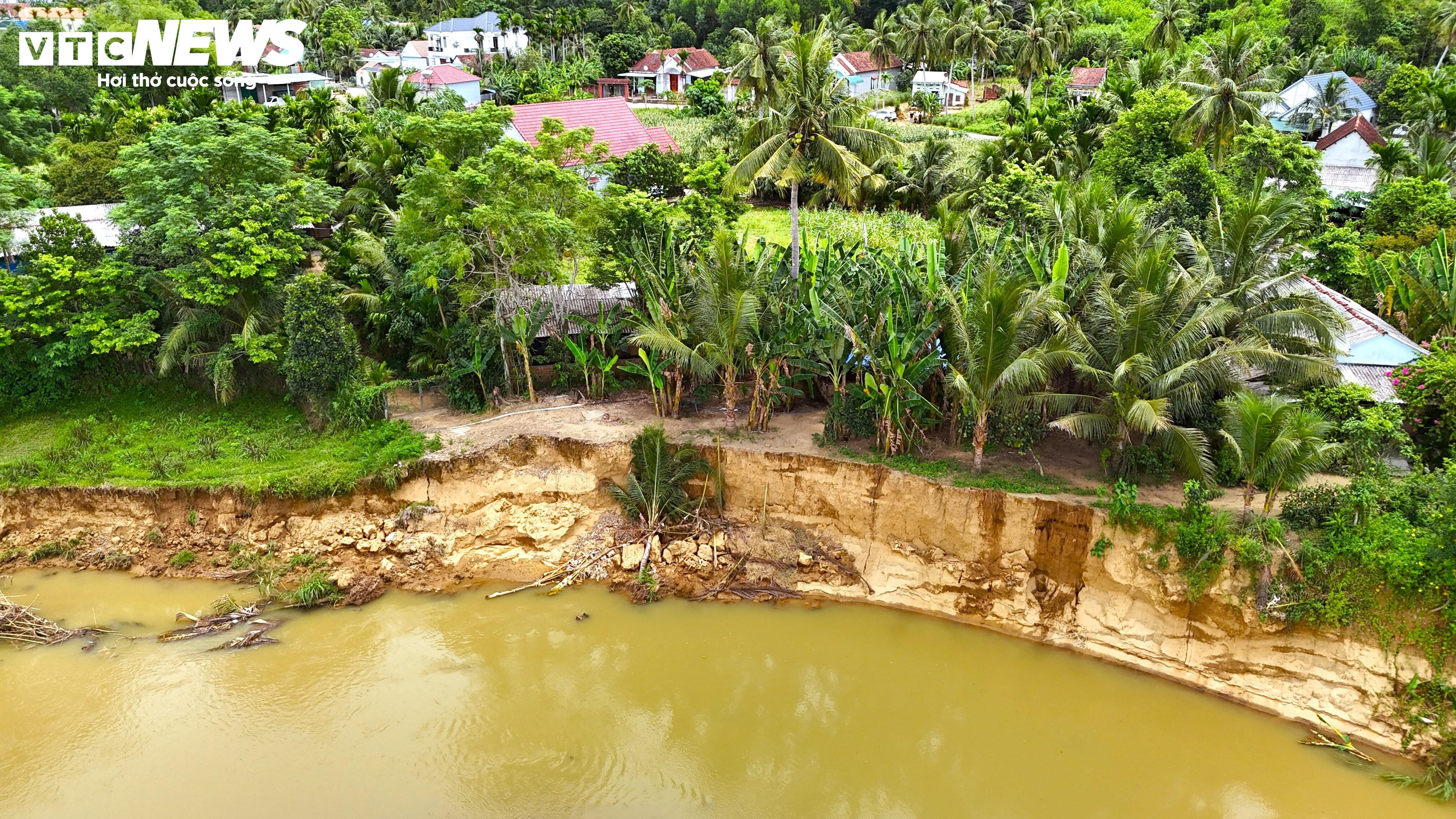 Sống chơi vơi bên mép sông, người dân Gia Lai thấp thỏm lo ‘hà bá’ nuốt nhà - 2