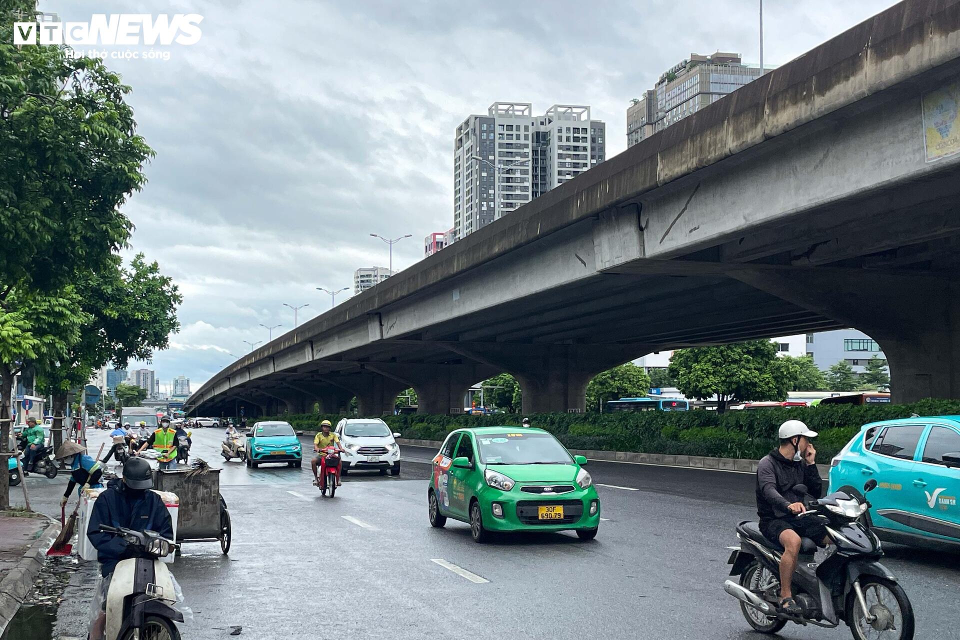 Đường phố Hà Nội vắng vẻ ngày bão số 3 Wipha đổ bộ - 3