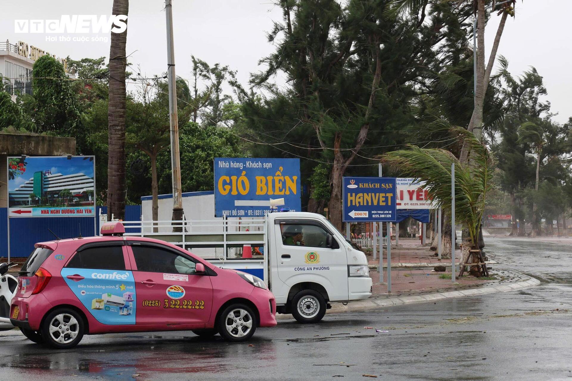 Cột sóng biển cao hơn 10m liên tục dội vào bờ biển Đồ Sơn sau bão Wipha - 12