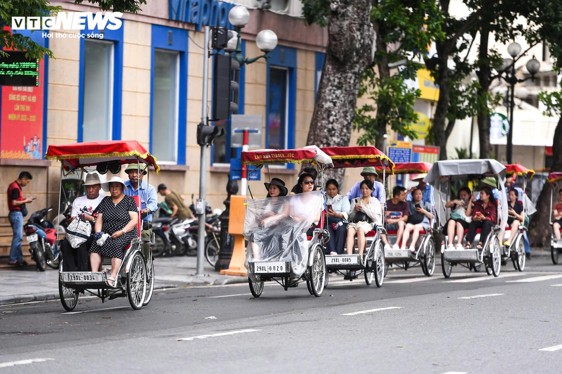 Đường phố Hà Nội vắng vẻ ngày bão số 3 Wipha đổ bộ - 7