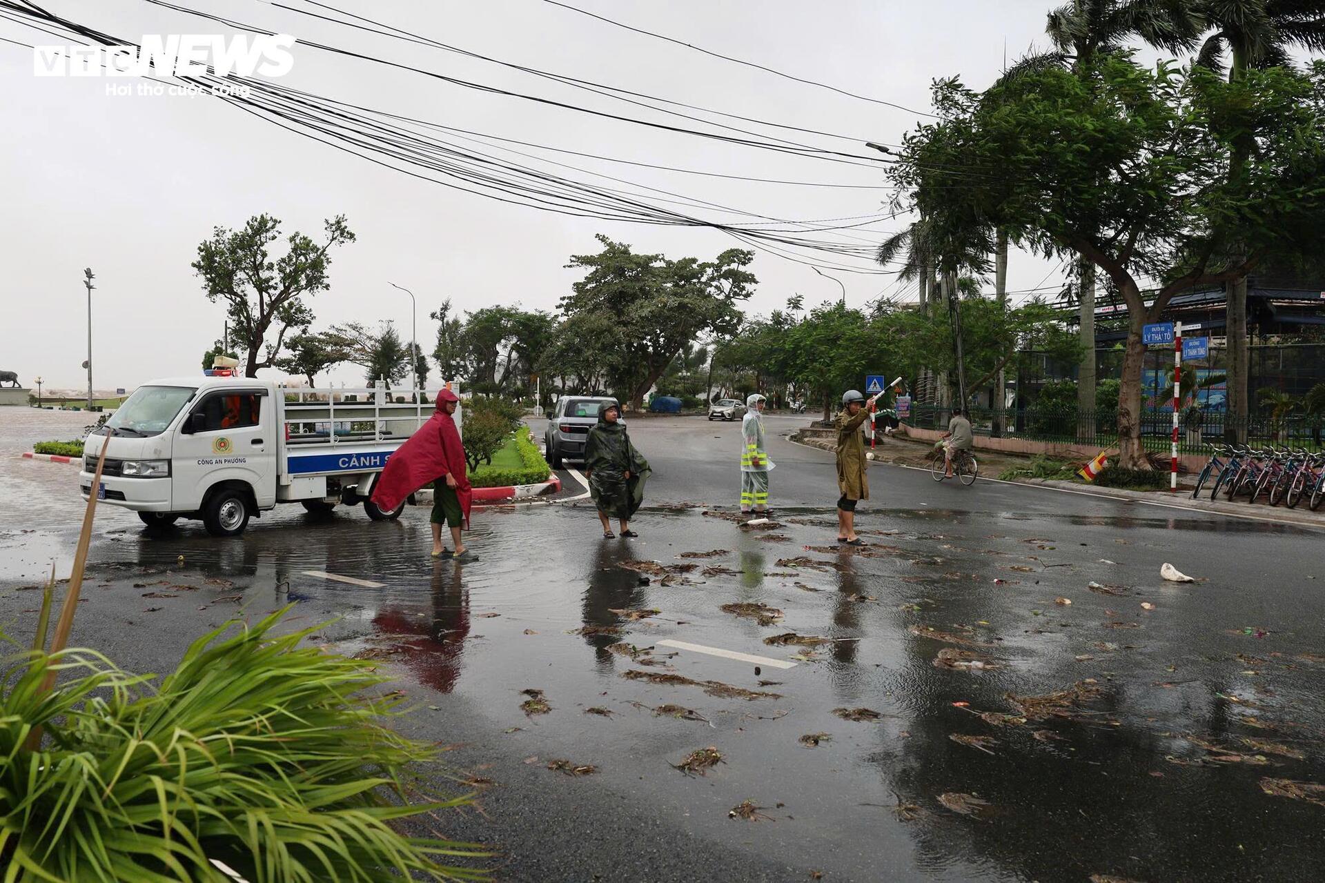 Cột sóng biển cao hơn 10m liên tục dội vào bờ biển Đồ Sơn sau bão Wipha - 6