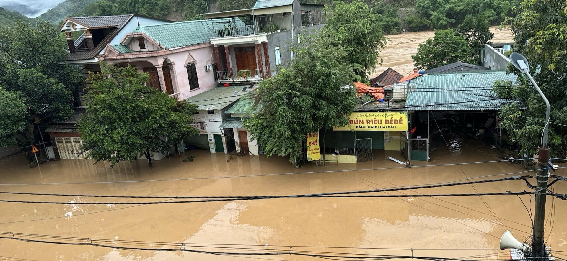 Nước lên nhanh, dân miền núi Nghệ An hối hả chạy lũ trong đêm - 2