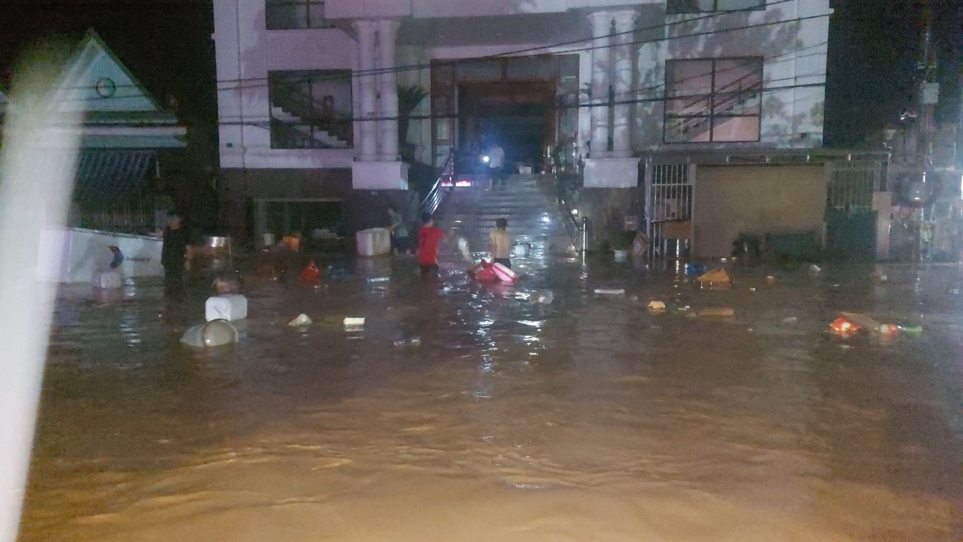 Nước lên nhanh, dân miền núi Nghệ An hối hả chạy lũ trong đêm - 3