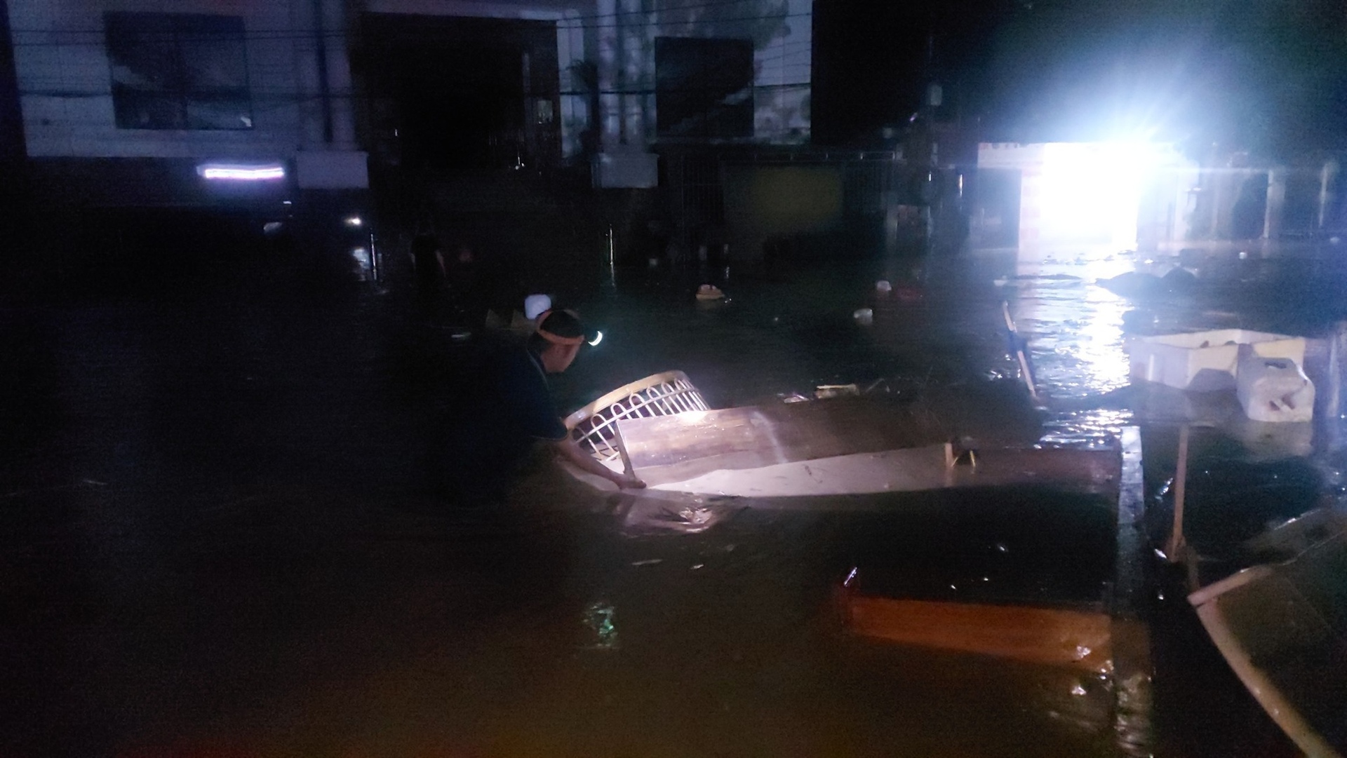 Nước lên nhanh, dân miền núi Nghệ An hối hả chạy lũ trong đêm - 6