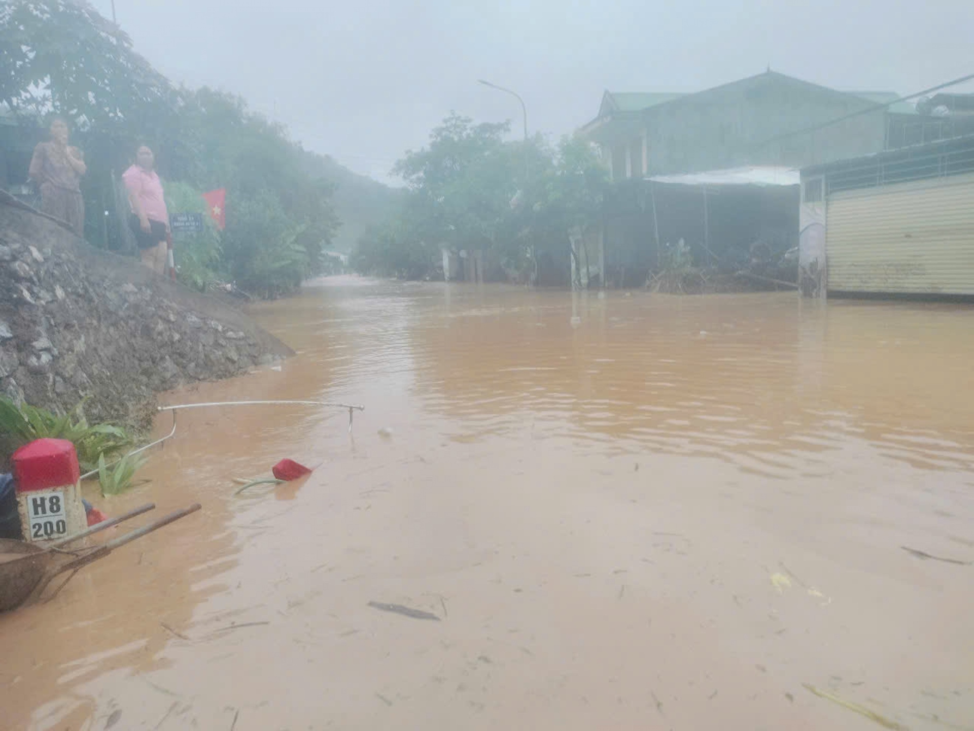 Nước lên nhanh, dân miền núi Nghệ An hối hả chạy lũ trong đêm - 1
