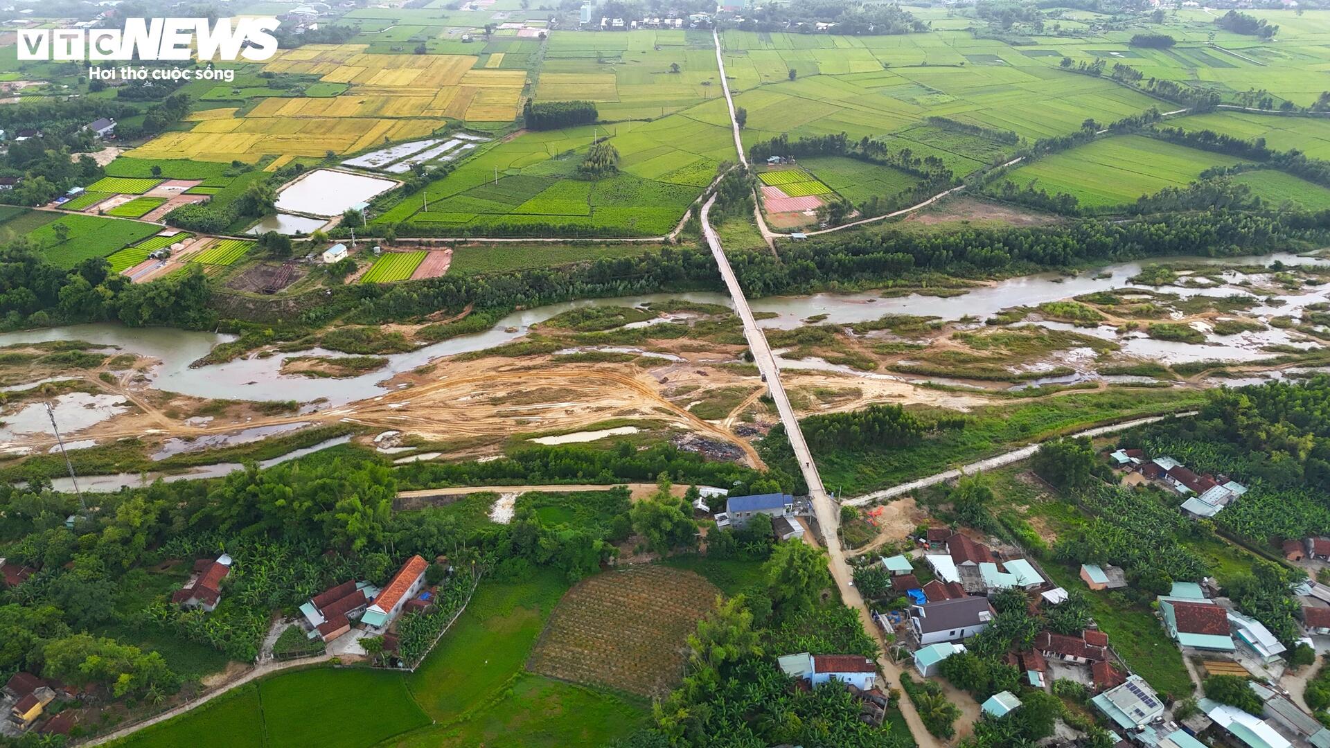 Cận cảnh những lòng sông biến dạng vì 'cát tặc' tại Gia Lai - 2