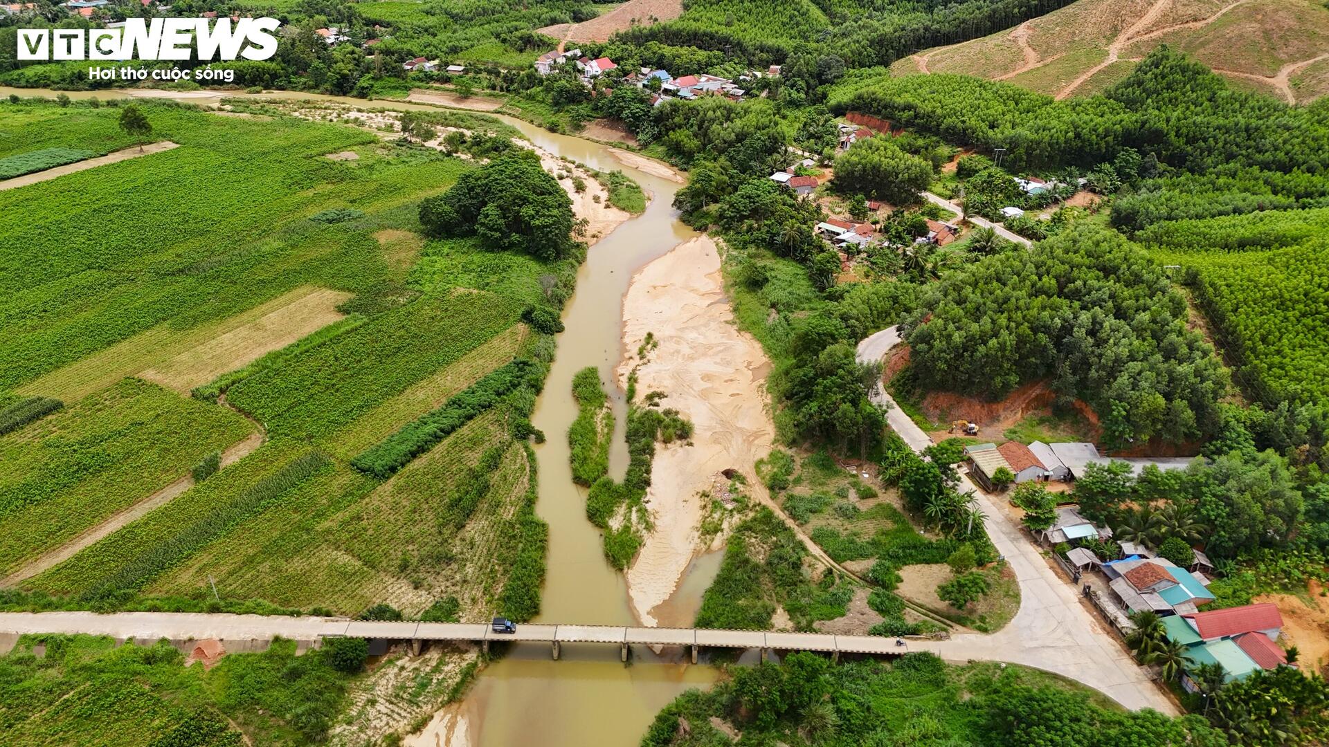Cận cảnh những lòng sông biến dạng vì 'cát tặc' tại Gia Lai - 11