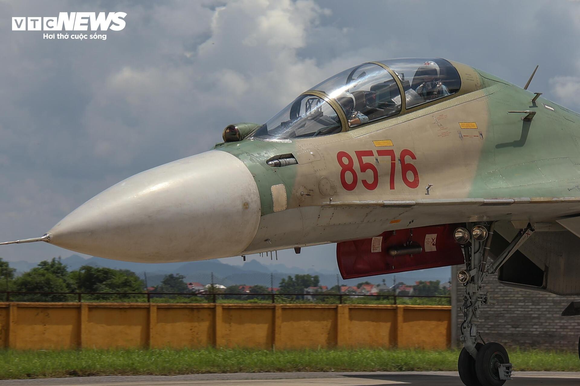 Đội hình bay của chiến đấu cơ Su-30MK2 làm chủ bầu trời hướng tới 2/9 - 14