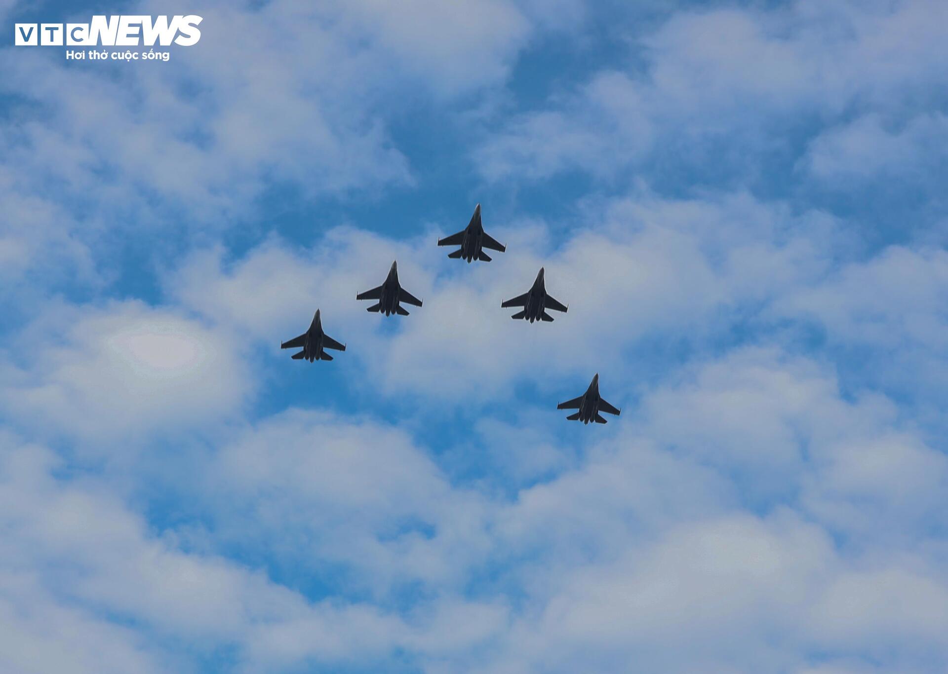 Đội hình bay của chiến đấu cơ Su-30MK2 làm chủ bầu trời hướng tới 2/9 - 6