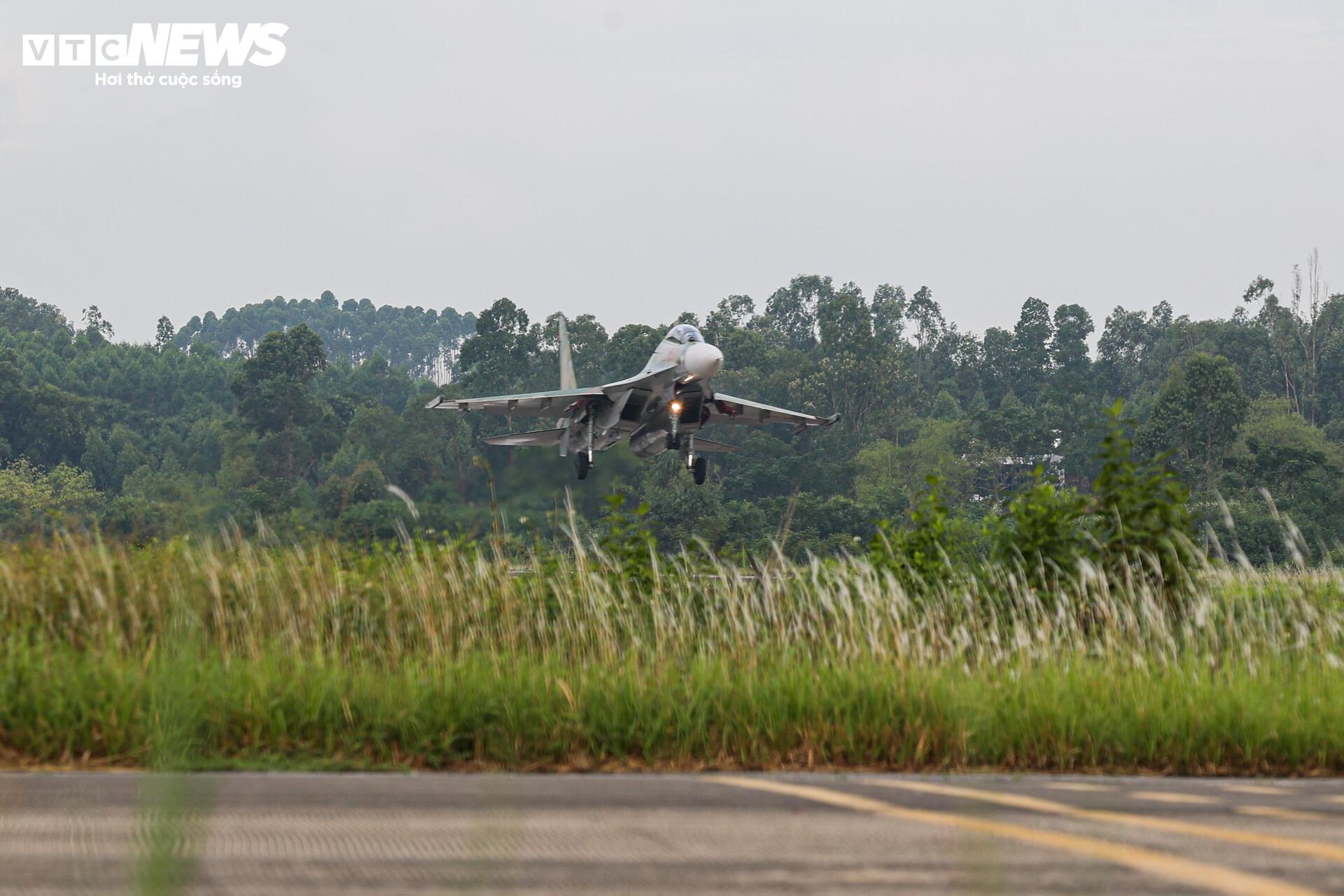 Đội hình bay của chiến đấu cơ Su-30MK2 làm chủ bầu trời hướng tới 2/9 - 1