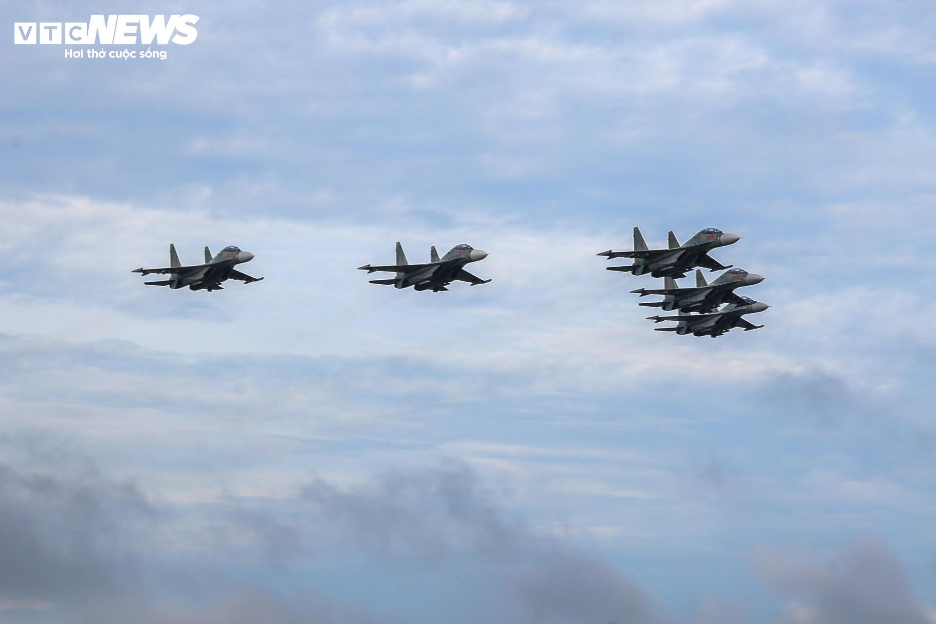 Đội hình bay của chiến đấu cơ Su-30MK2 làm chủ bầu trời hướng tới 2/9 - 8