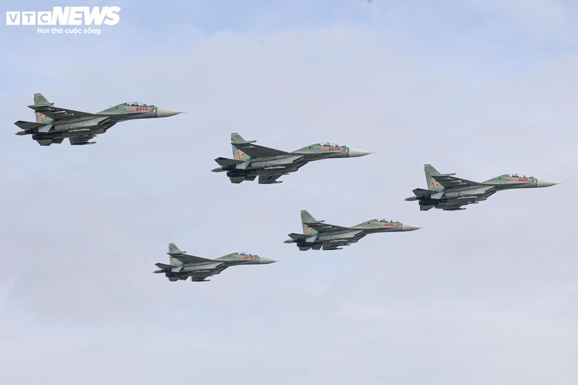 Đội hình bay của chiến đấu cơ Su-30MK2 làm chủ bầu trời hướng tới 2/9 - 10