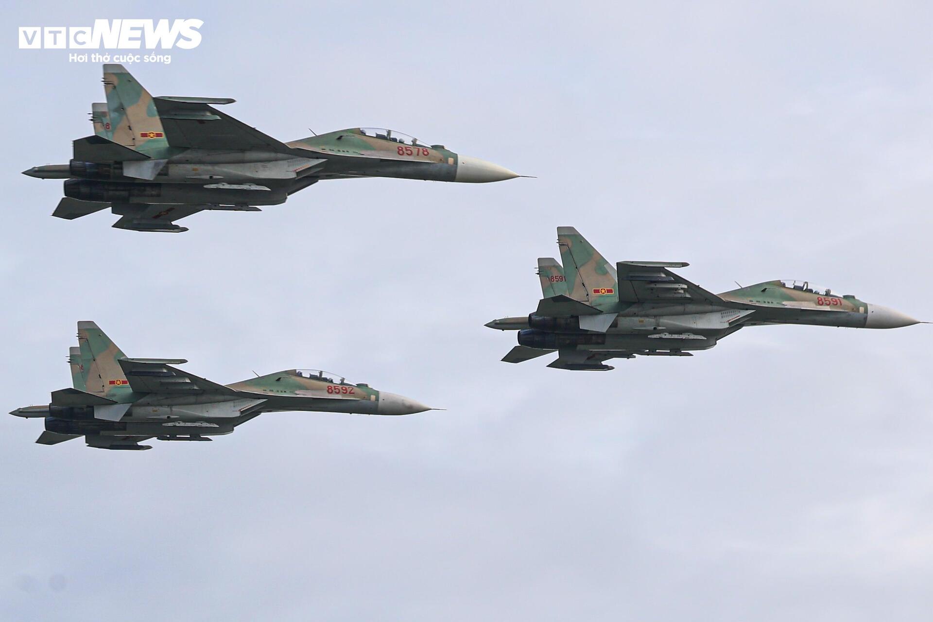 Đội hình bay của chiến đấu cơ Su-30MK2 làm chủ bầu trời hướng tới 2/9 - 12