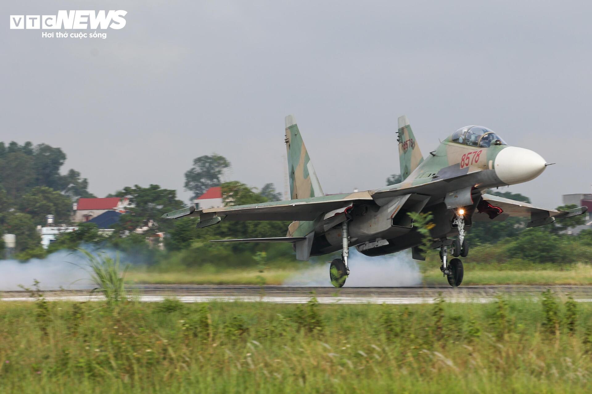 Đội hình bay của chiến đấu cơ Su-30MK2 làm chủ bầu trời hướng tới 2/9 - 4