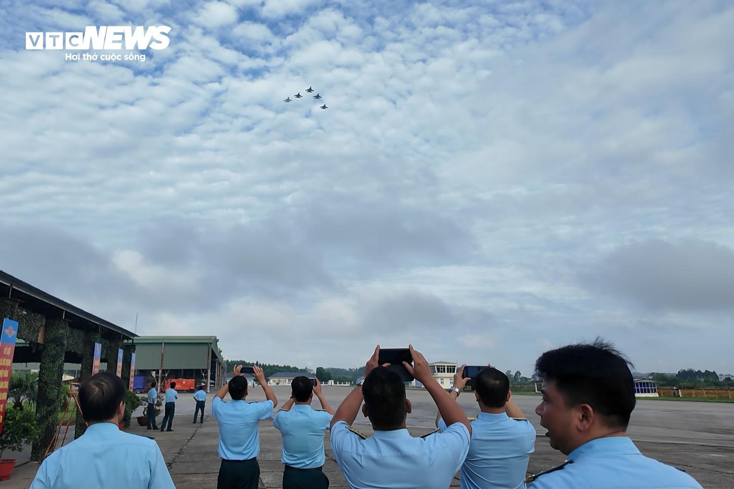 Đội hình bay của chiến đấu cơ Su-30MK2 làm chủ bầu trời hướng tới 2/9 - 7