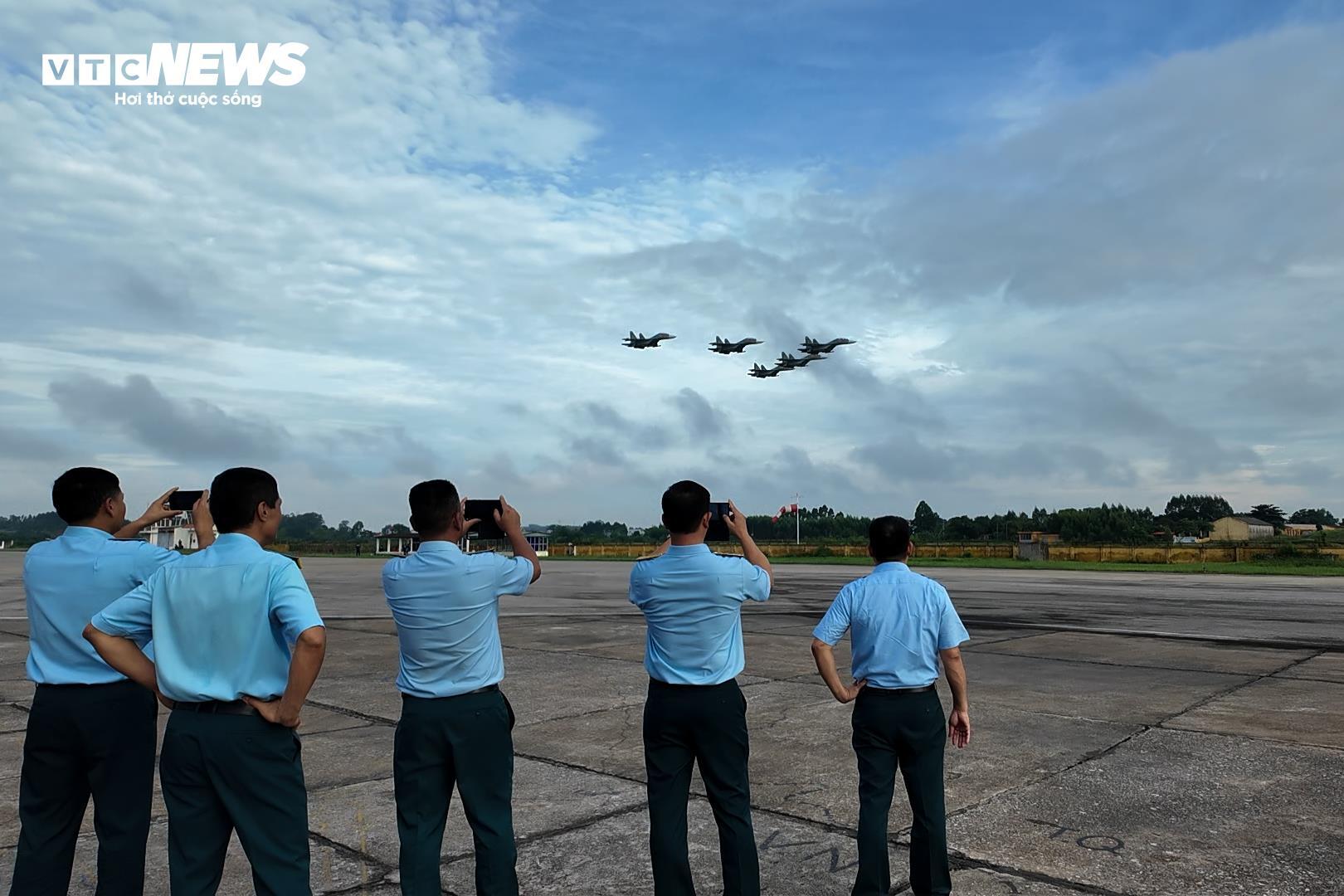 Đội hình bay của chiến đấu cơ Su-30MK2 làm chủ bầu trời hướng tới 2/9 - 9