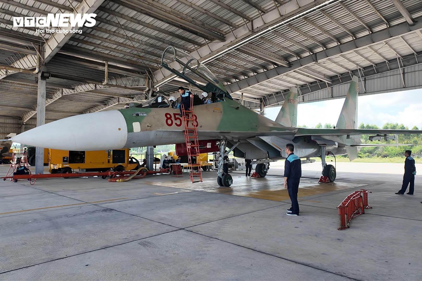 Đội hình bay của chiến đấu cơ Su-30MK2 làm chủ bầu trời hướng tới 2/9 - 3