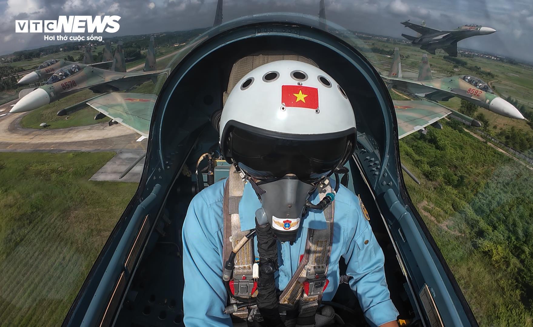 Đội hình bay của chiến đấu cơ Su-30MK2 làm chủ bầu trời hướng tới 2/9 - 11