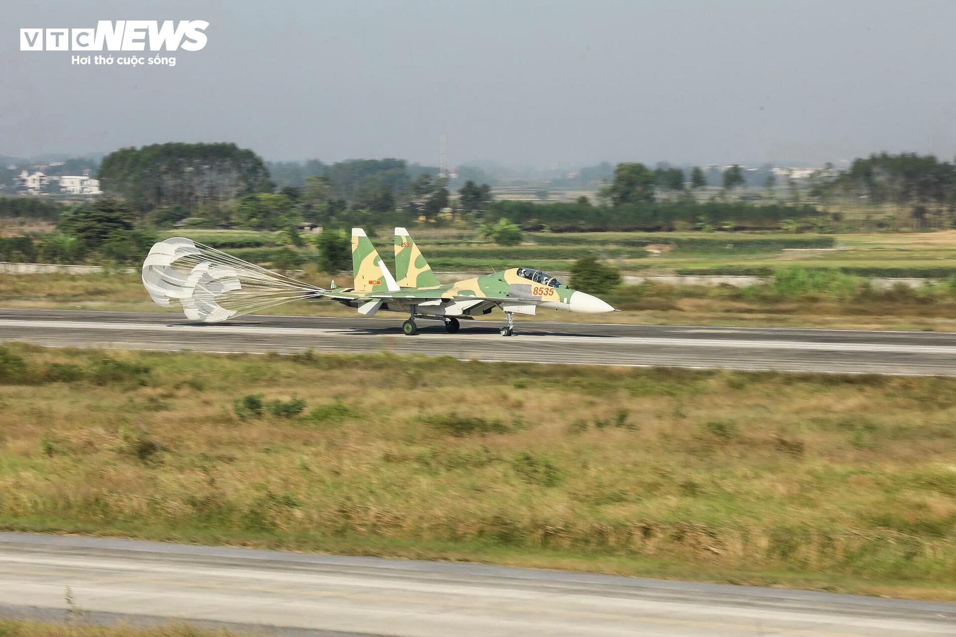 Một ngày thầm lặng của kỹ thuật viên không quân bên chiến đấu cơ Su-30MK2 - 18