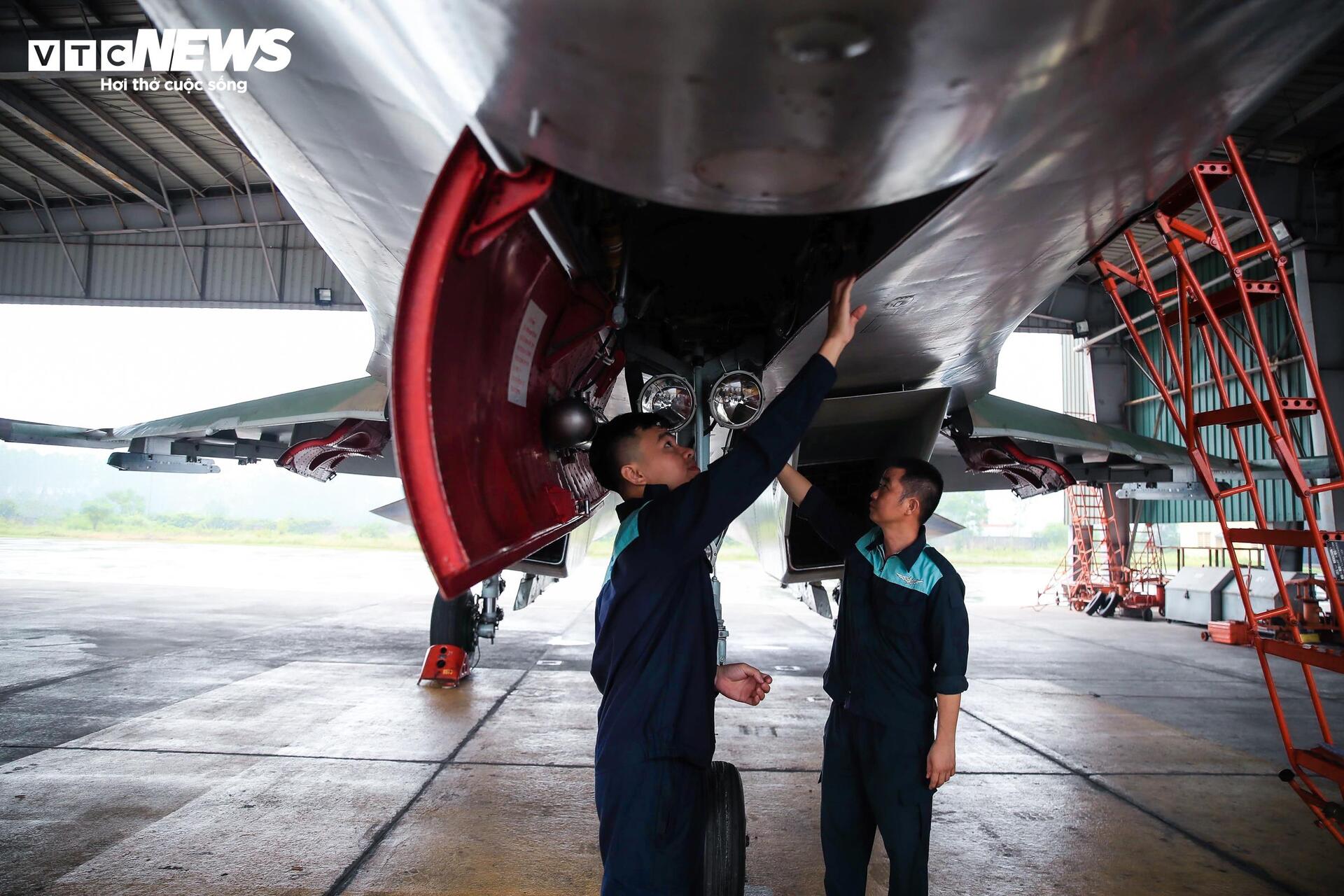 Một ngày thầm lặng của kỹ thuật viên không quân bên chiến đấu cơ Su-30MK2 - 4