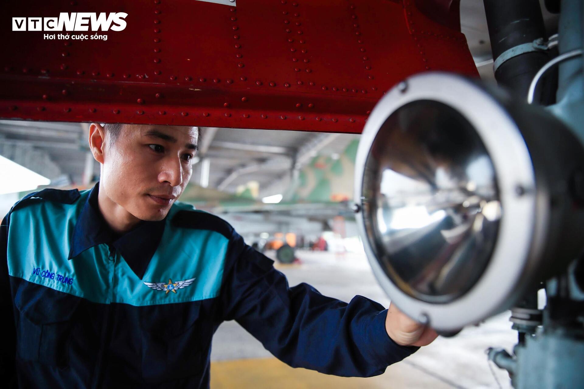 Một ngày thầm lặng của kỹ thuật viên không quân bên chiến đấu cơ Su-30MK2 - 8
