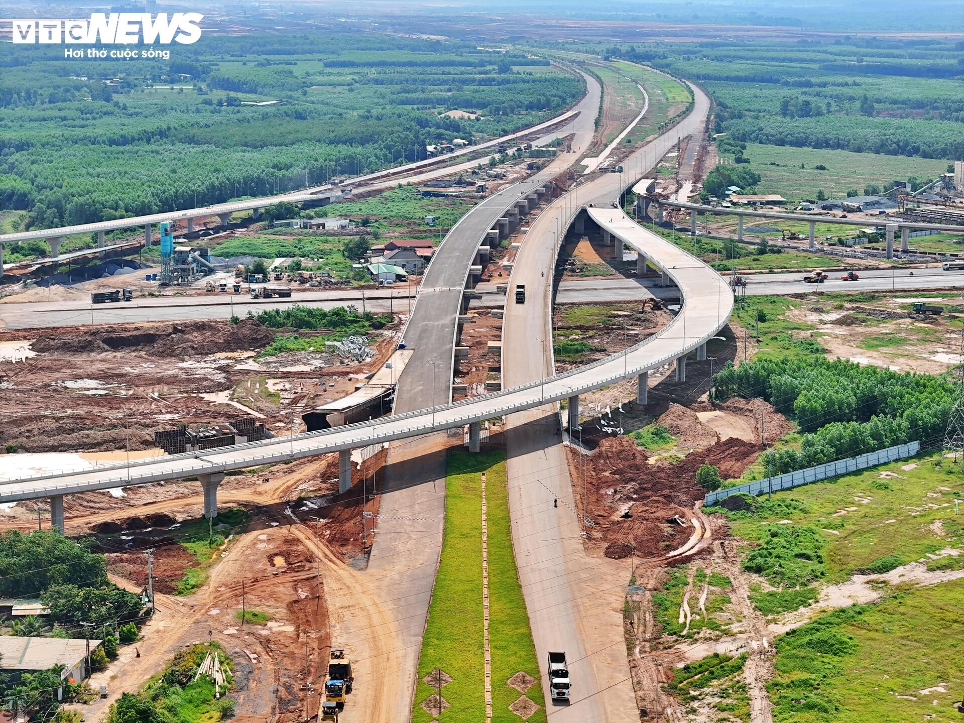'Trái tim' sân bay Long Thành tăng tốc về đích bất chấp nắng mưa thất thường - 14