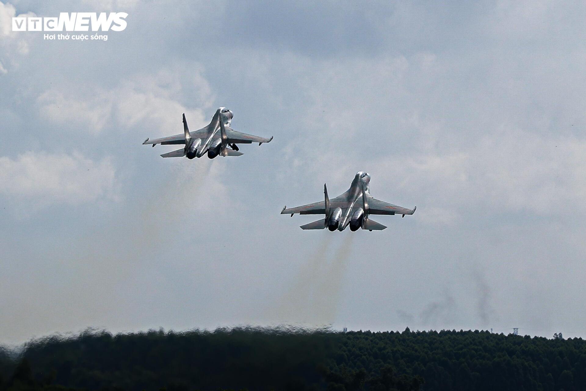 Đội hình bay của chiến đấu cơ Su-30MK2 làm chủ bầu trời hướng tới 2/9 - 5
