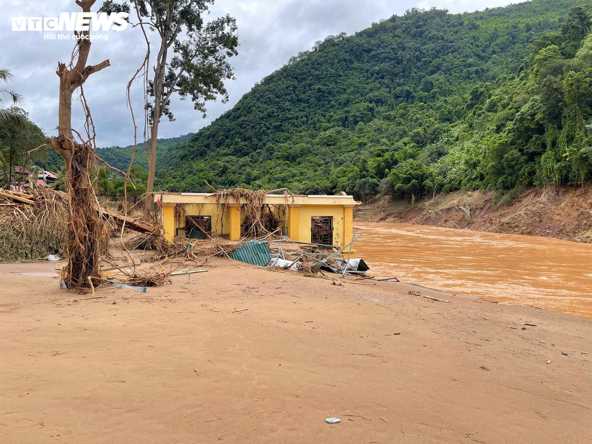 Ngôi trường bị vùi lấp sau lũ dữ, hiệu trưởng nghẹn ngào khi nhắc đến học sinh - 12