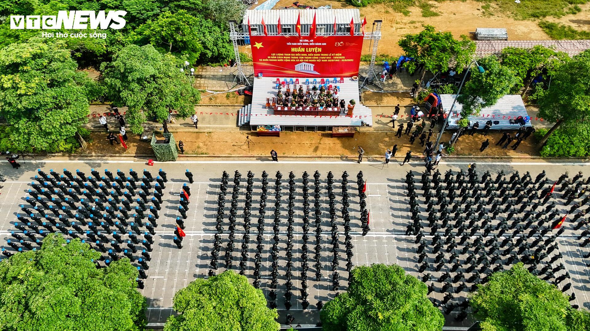 Gương mặt rám nắng, đẫm mồ hôi trên thao trường nắng lửa mừng đại lễ - 1
