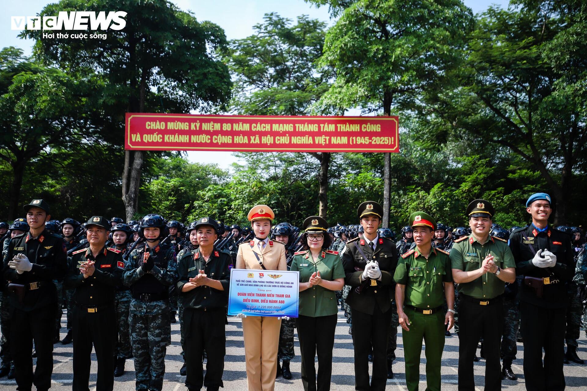 Gương mặt rám nắng, đẫm mồ hôi trên thao trường nắng lửa mừng đại lễ - 14