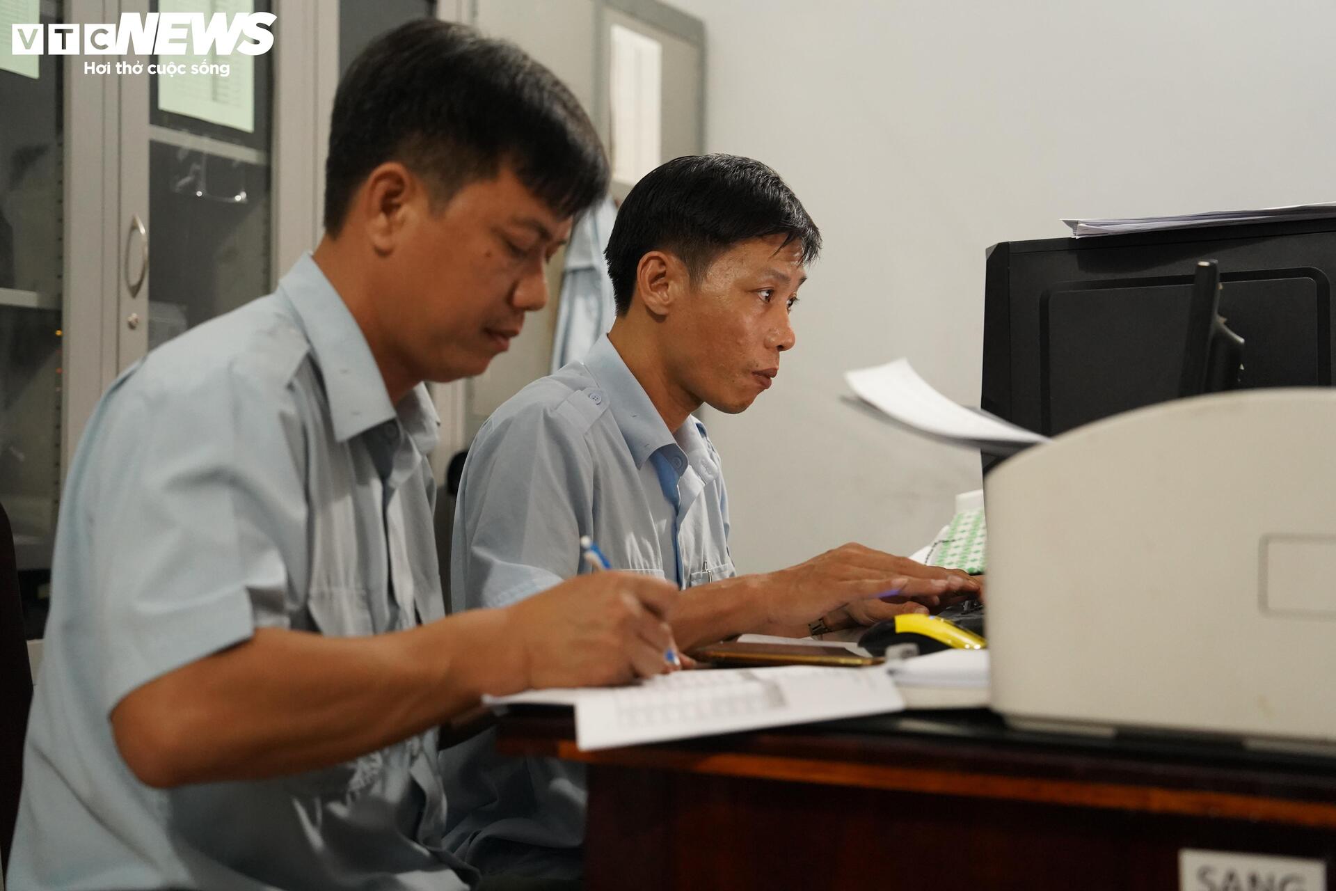 Thi bằng lái xuyên đêm, CSGT TP.HCM giải quyết hơn 75.000 hồ sơ tồn đọng - 7