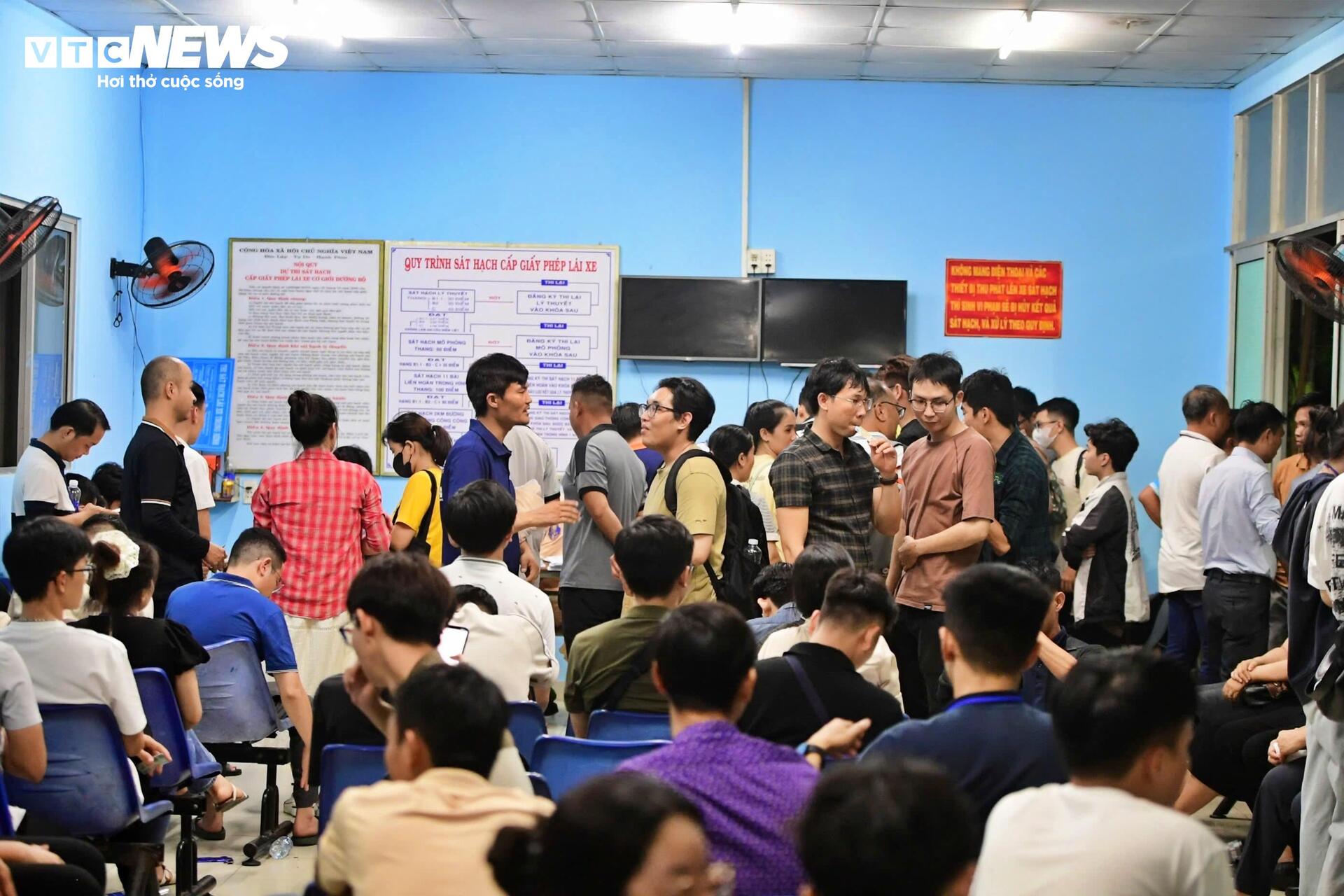Thi bằng lái xuyên đêm, CSGT TP.HCM giải quyết hơn 75.000 hồ sơ tồn đọng - 6